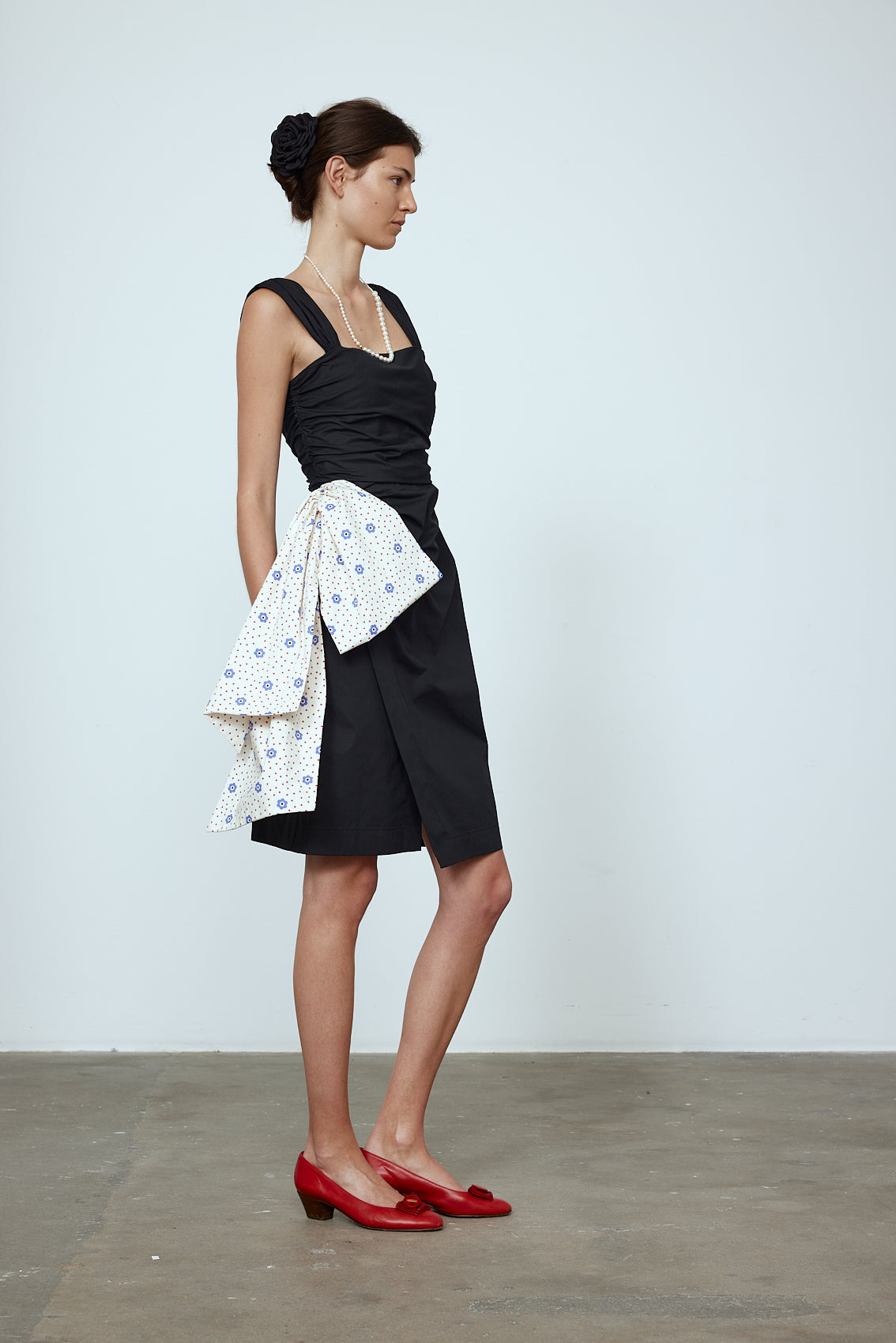 The Sophie Dress is a classic black poplin dress with a big silk bow detail on the side in our blue daisy print. The Dress features wide straps, a slit, and a fitted waist. Material: 100% cotton. Bow: 100 % silk. The model is 179cm (5'10") and wears size S.