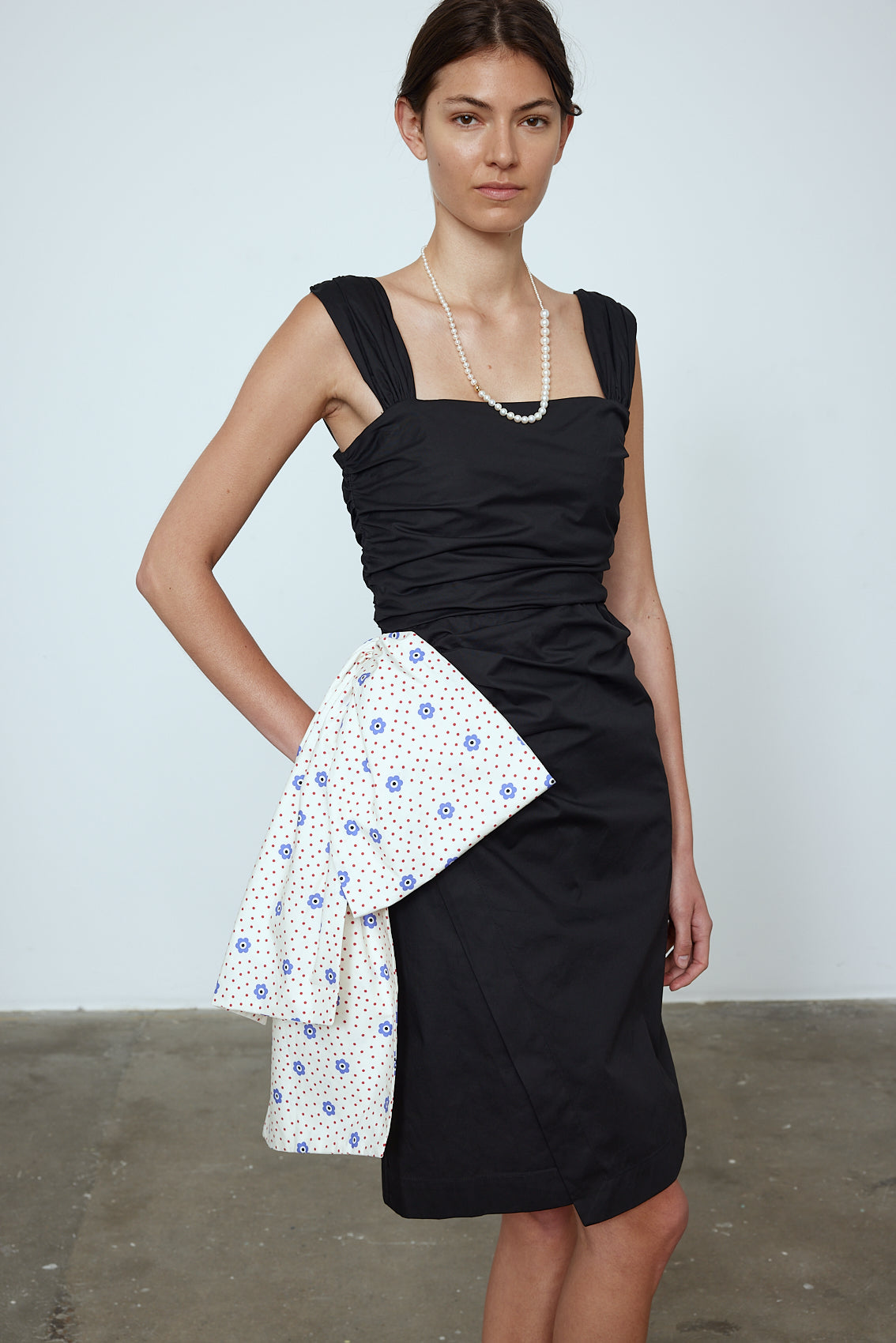 The Sophie Dress is a classic black poplin dress with a big silk bow detail on the side in our blue daisy print. The Dress features wide straps, a slit, and a fitted waist. Material: 100% cotton. Bow: 100 % silk. The model is 179cm (5'10") and wears size S.