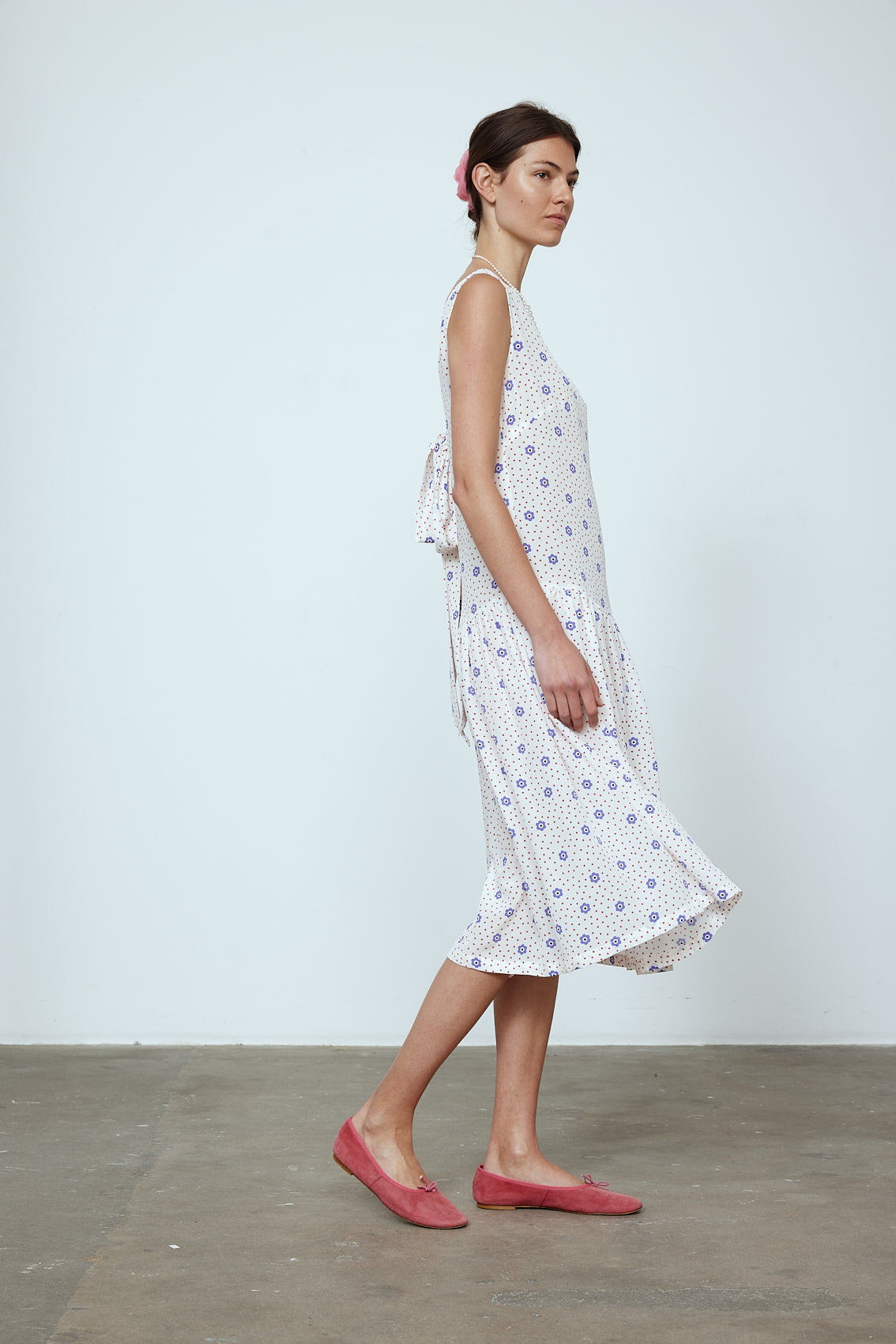 The Sonya Dress is an oversized style with a high neckline and low back featuring a large bow detail. The dress is made from soft mulberry silk featuring a White Daisy print. Style it with an open shirt or denim jacket. Also available in Beaded Emerald Silk Velvet, Navy Flower Poplin, and Black Silk Velvet. Material: 100% cotton.