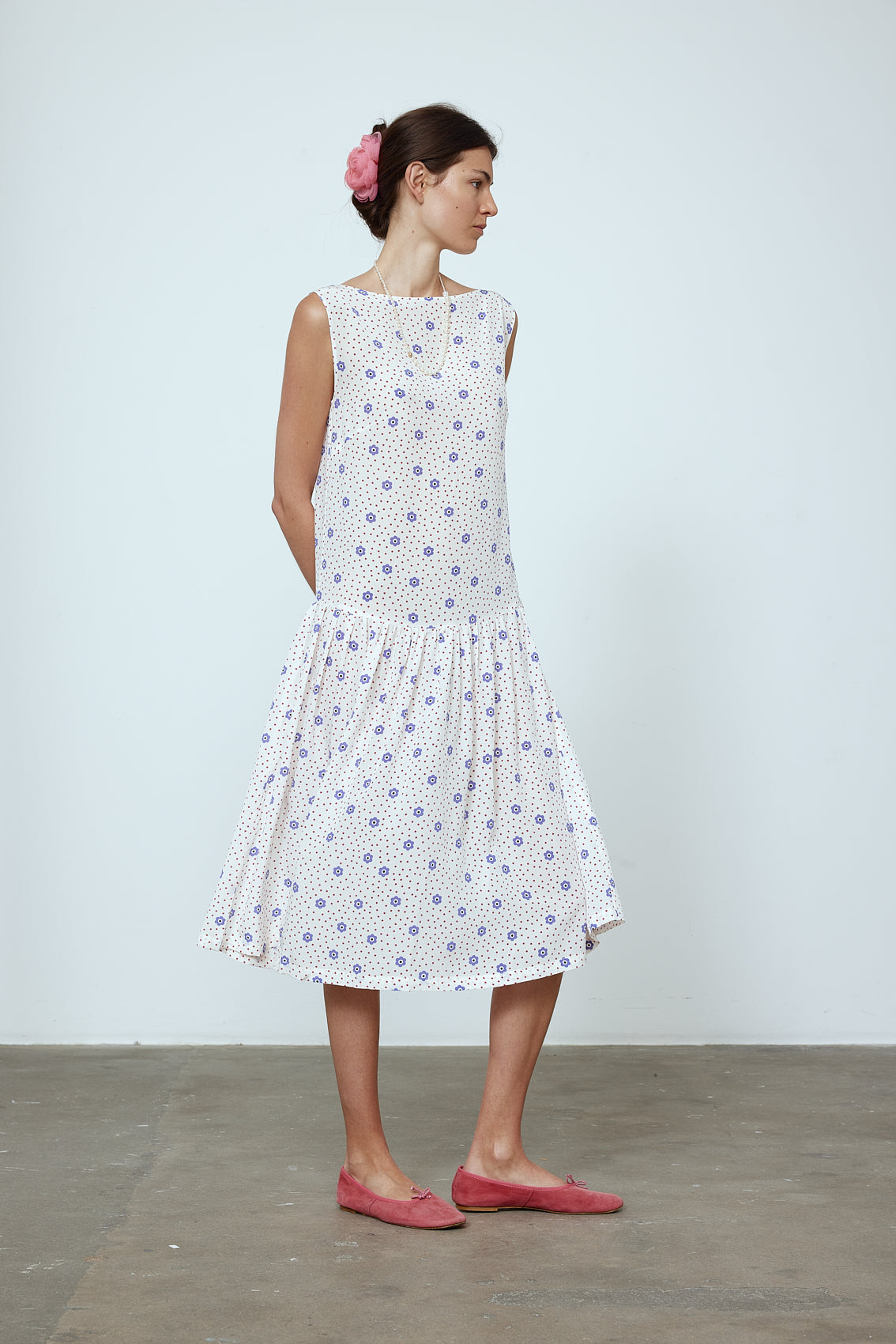 The Sonya Dress is an oversized style with a high neckline and low back featuring a large bow detail. The dress is made from soft mulberry silk featuring a White Daisy print. Style it with an open shirt or denim jacket. Also available in Beaded Emerald Silk Velvet, Navy Flower Poplin, and Black Silk Velvet. Material: 100% cotton.