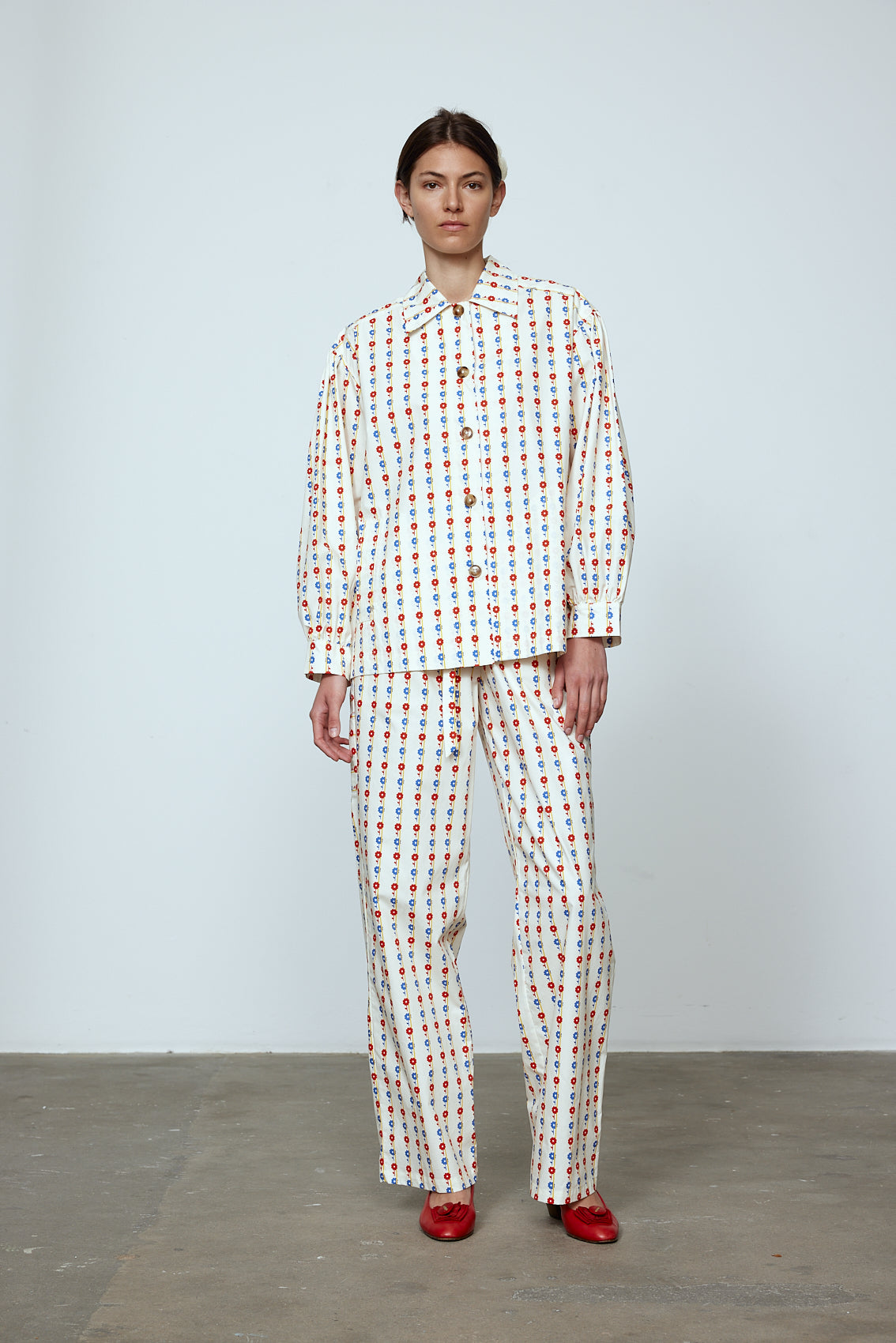 The Hannah shirt is an oversized cotton poplin style. It has big sleeves and a button closing at the front. Style it with matching Hannah pants or jeans, or wear it open over a t-shirt or tank top. Material: 100% cotton. The model is 179cm (5'10") and wears size S.