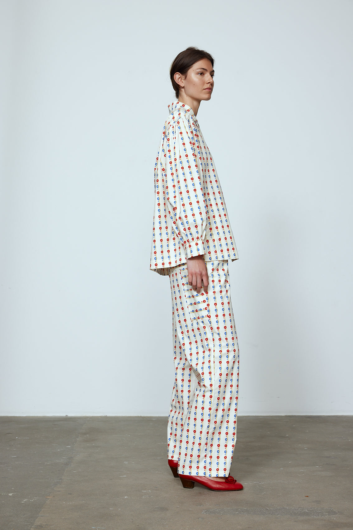 The Hannah shirt is an oversized cotton poplin style. It has big sleeves and a button closing at the front. Style it with matching Hannah pants or jeans, or wear it open over a t-shirt or tank top. Material: 100% cotton. The model is 179cm (5'10") and wears size S.