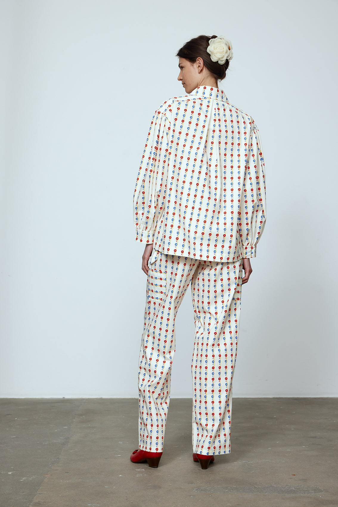 The Hannah shirt is an oversized cotton poplin style. It has big sleeves and a button closing at the front. Style it with matching Hannah pants or jeans, or wear it open over a t-shirt or tank top. Material: 100% cotton. The model is 179cm (5'10") and wears size S.