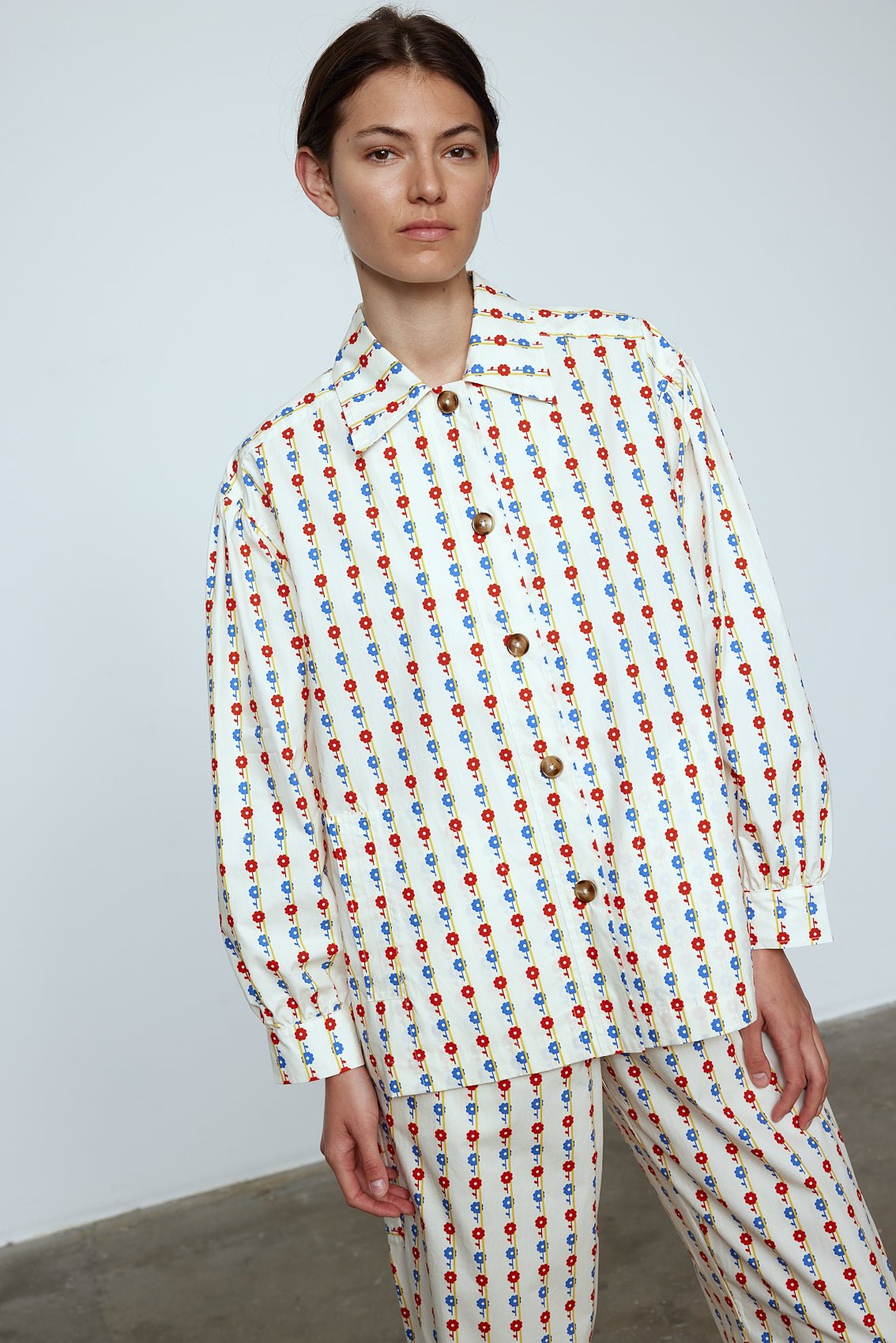The Hannah shirt is an oversized cotton poplin style. It has big sleeves and a button closing at the front. Style it with matching Hannah pants or jeans, or wear it open over a t-shirt or tank top. Material: 100% cotton. The model is 179cm (5'10") and wears size S.