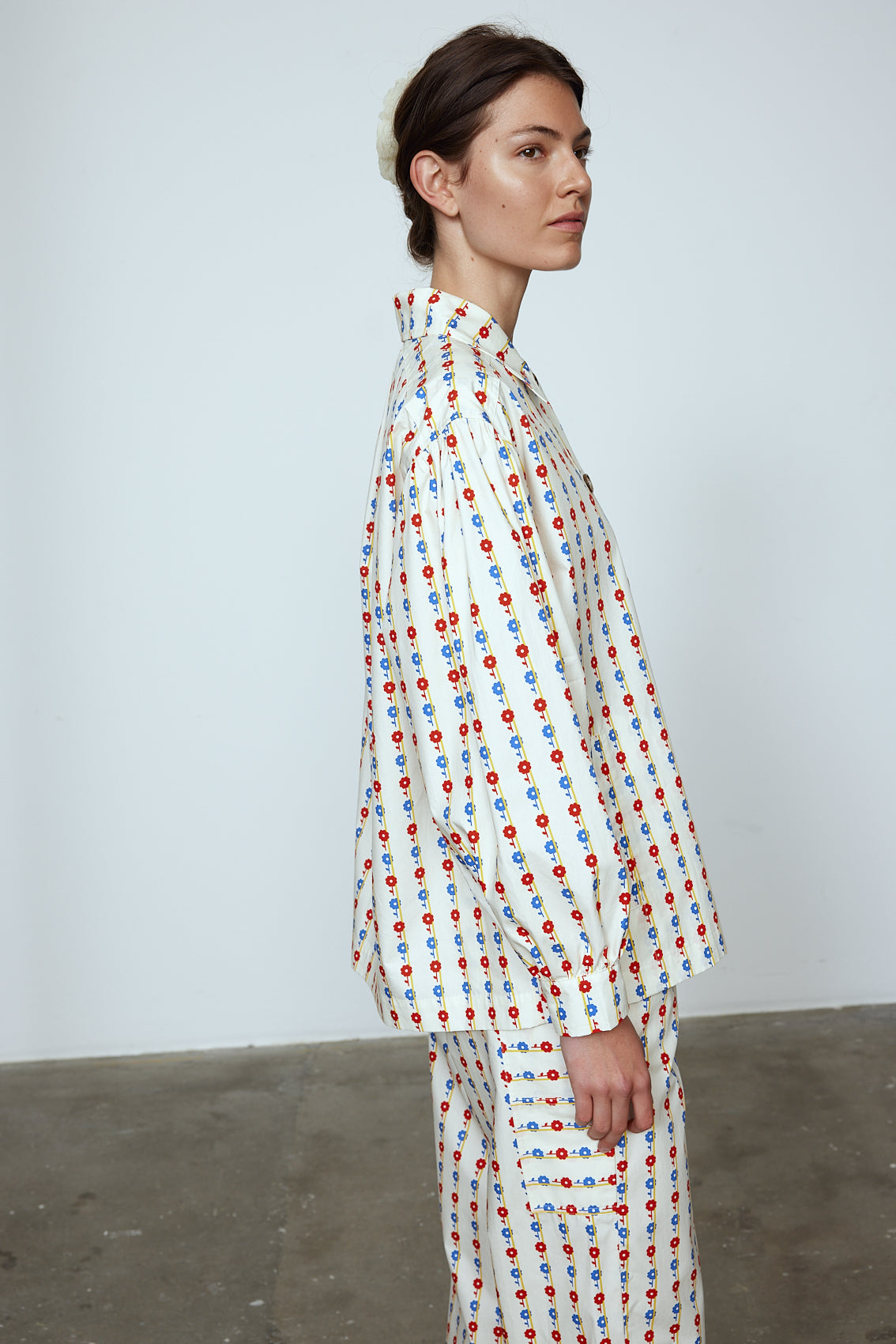 The Hannah shirt is an oversized cotton poplin style. It has big sleeves and a button closing at the front. Style it with matching Hannah pants or jeans, or wear it open over a t-shirt or tank top. Material: 100% cotton. The model is 179cm (5'10") and wears size S.