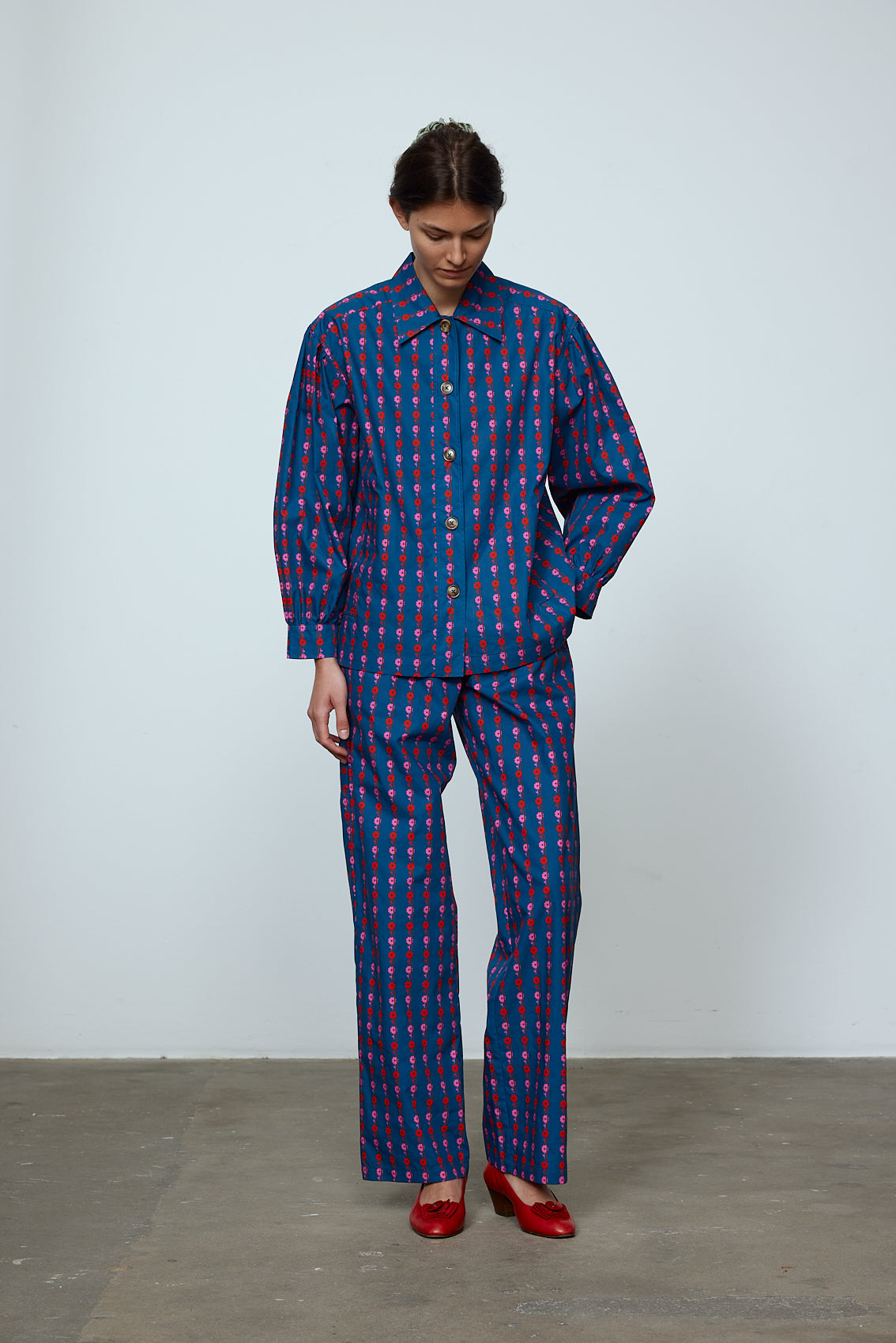 The Hannah shirt is an oversized cotton poplin style. It has big sleeves and a button closing at the front. Style it with matching Hannah pants or jeans, or wear it open over a t-shirt or tank top. Material: 100% cotton. The model is 179cm (5'10") and wears size S.