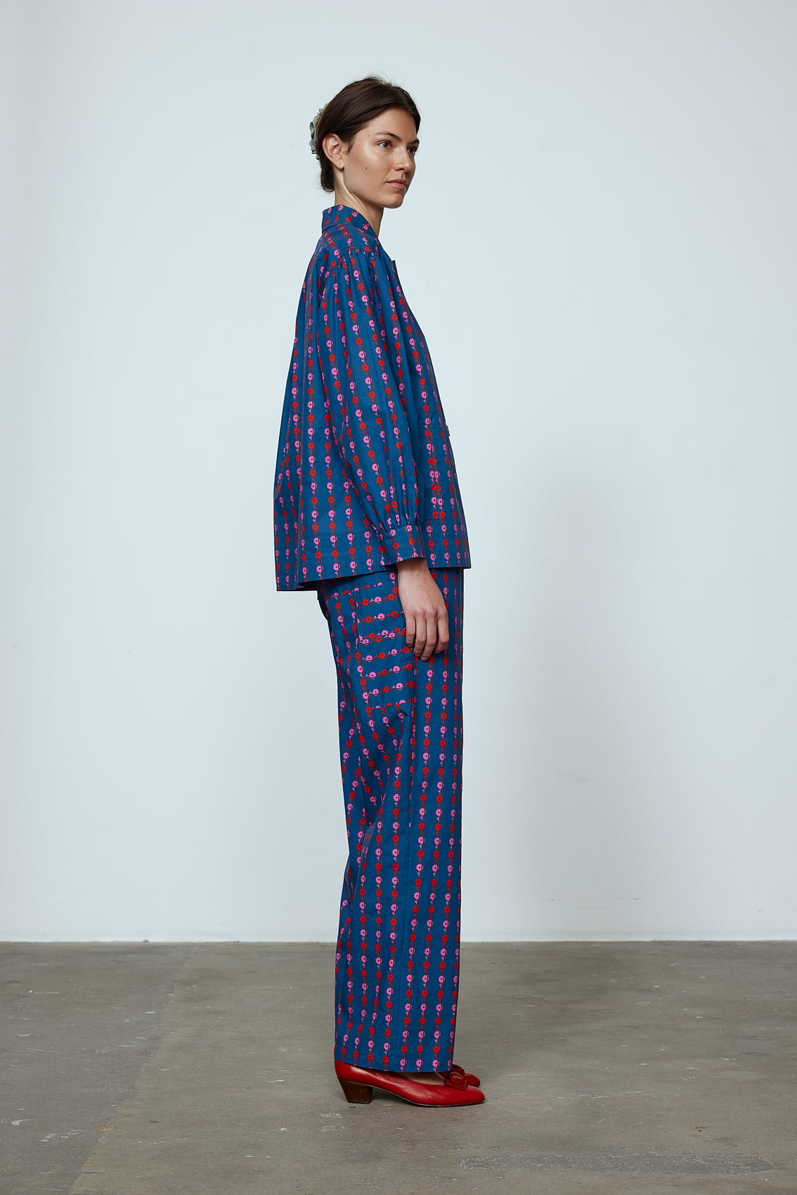 The Hannah Pants are loose-fitted cotton poplin-style pants. Style them with the matching Hannah Shirt or a classic t-shirt. Material: 100% cotton. The model is 179cm (5'10") and wears size S.