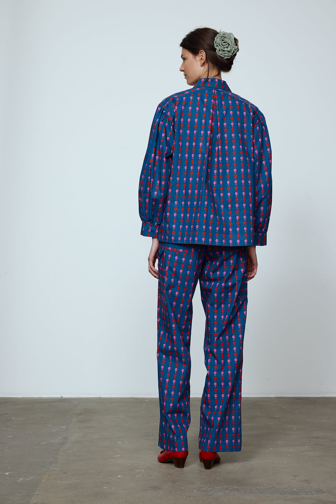 The Hannah shirt is an oversized cotton poplin style. It has big sleeves and a button closing at the front. Style it with matching Hannah pants or jeans, or wear it open over a t-shirt or tank top. Material: 100% cotton. The model is 179cm (5'10") and wears size S.
