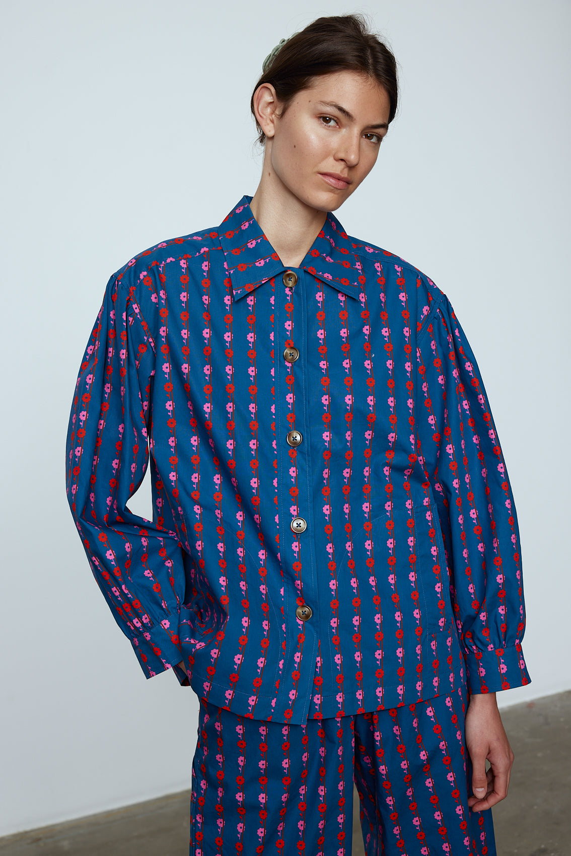 The Hannah shirt is an oversized cotton poplin style. It has big sleeves and a button closing at the front. Style it with matching Hannah pants or jeans, or wear it open over a t-shirt or tank top. Material: 100% cotton. The model is 179cm (5'10") and wears size S.
