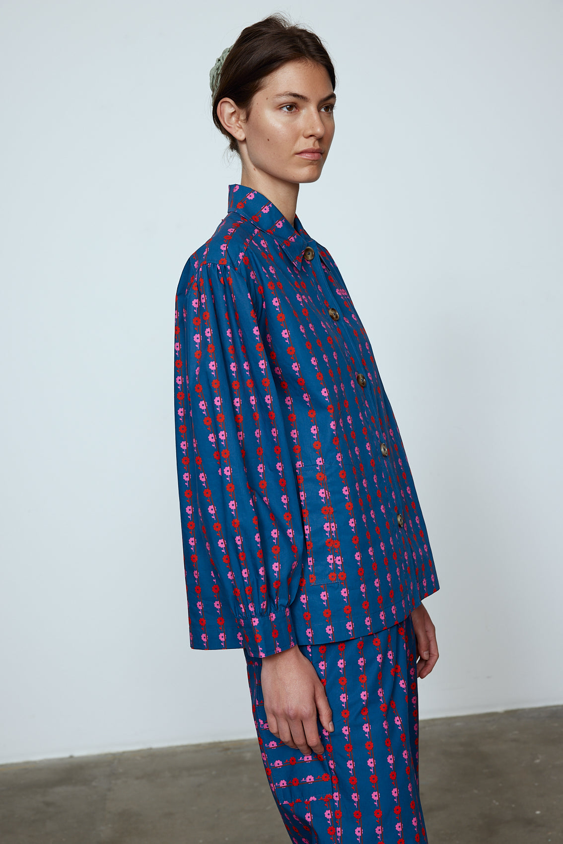 The Hannah shirt is an oversized cotton poplin style. It has big sleeves and a button closing at the front. Style it with matching Hannah pants or jeans, or wear it open over a t-shirt or tank top. Material: 100% cotton. The model is 179cm (5'10") and wears size S.