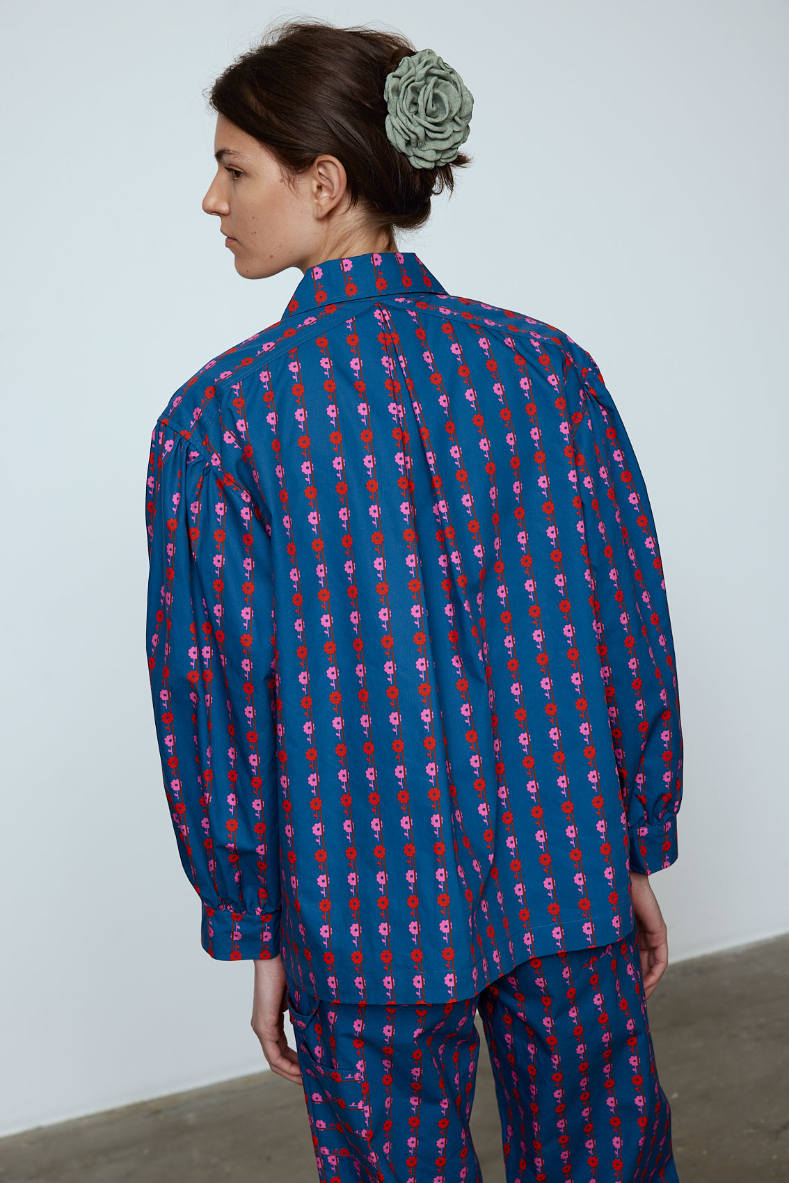 The Hannah shirt is an oversized cotton poplin style. It has big sleeves and a button closing at the front. Style it with matching Hannah pants or jeans, or wear it open over a t-shirt or tank top. Material: 100% cotton. The model is 179cm (5'10") and wears size S.