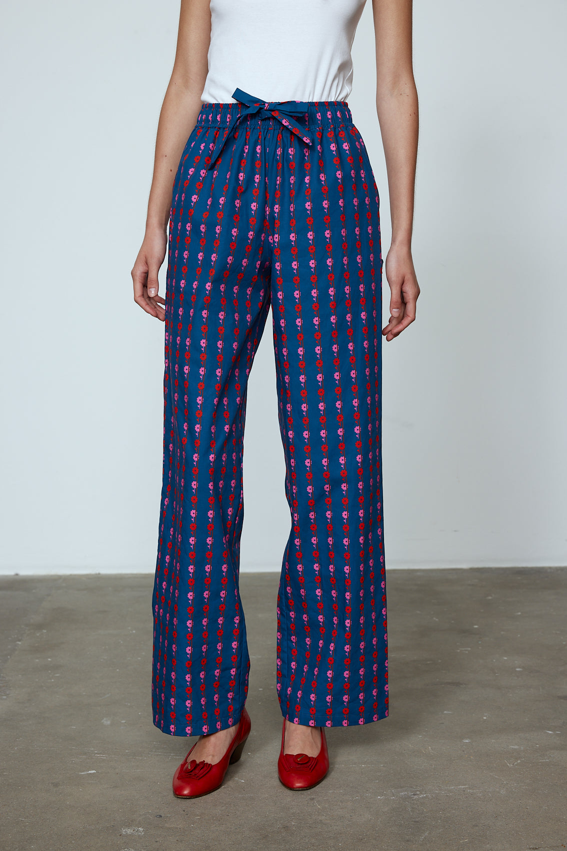 The Hannah Pants are loose-fitted cotton poplin-style pants. Style them with the matching Hannah Shirt or a classic t-shirt. Material: 100% cotton. The model is 179cm (5'10") and wears size S.