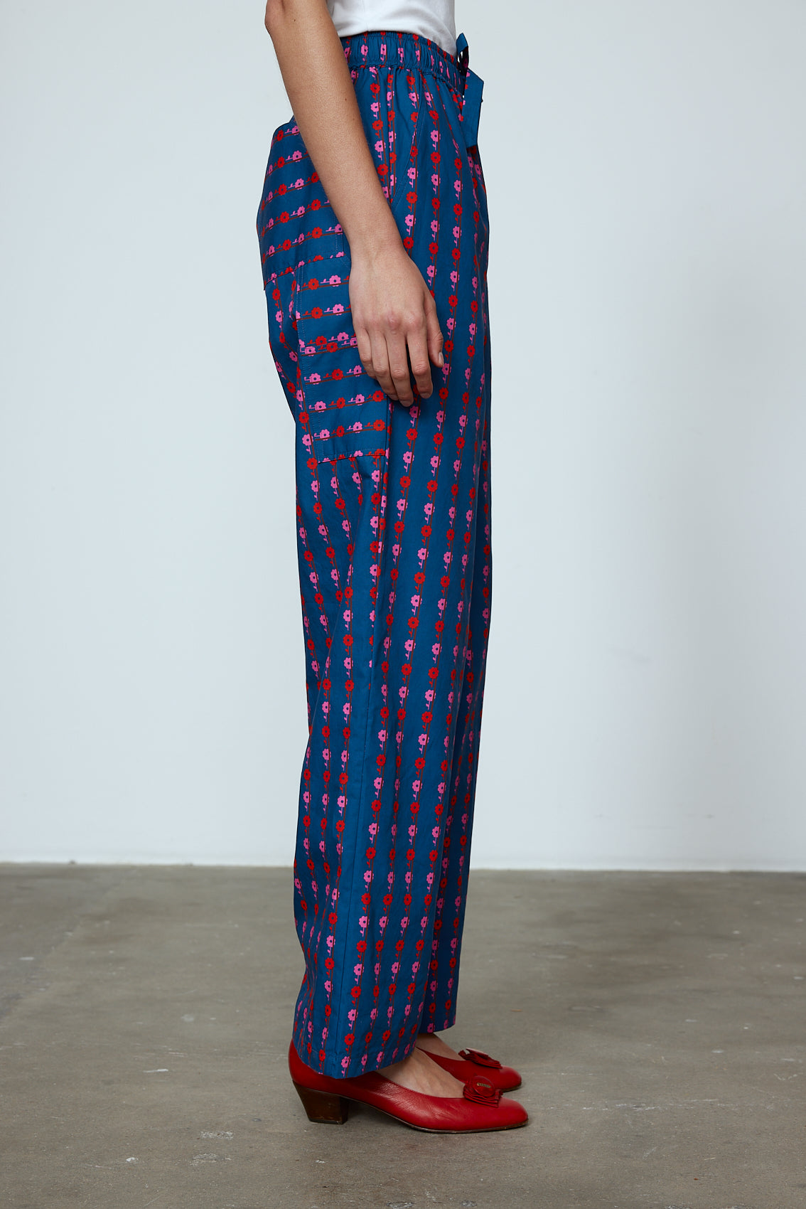 The Hannah Pants are loose-fitted cotton poplin-style pants. Style them with the matching Hannah Shirt or a classic t-shirt. Material: 100% cotton. The model is 179cm (5'10") and wears size S.
