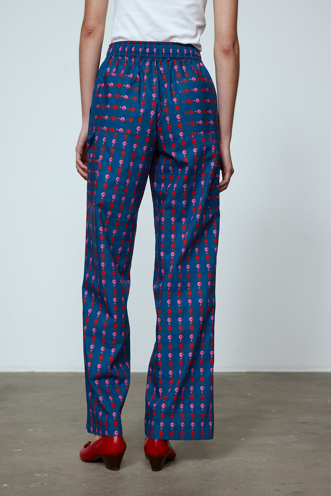 The Hannah Pants are loose-fitted cotton poplin-style pants. Style them with the matching Hannah Shirt or a classic t-shirt. Material: 100% cotton. The model is 179cm (5'10") and wears size S.