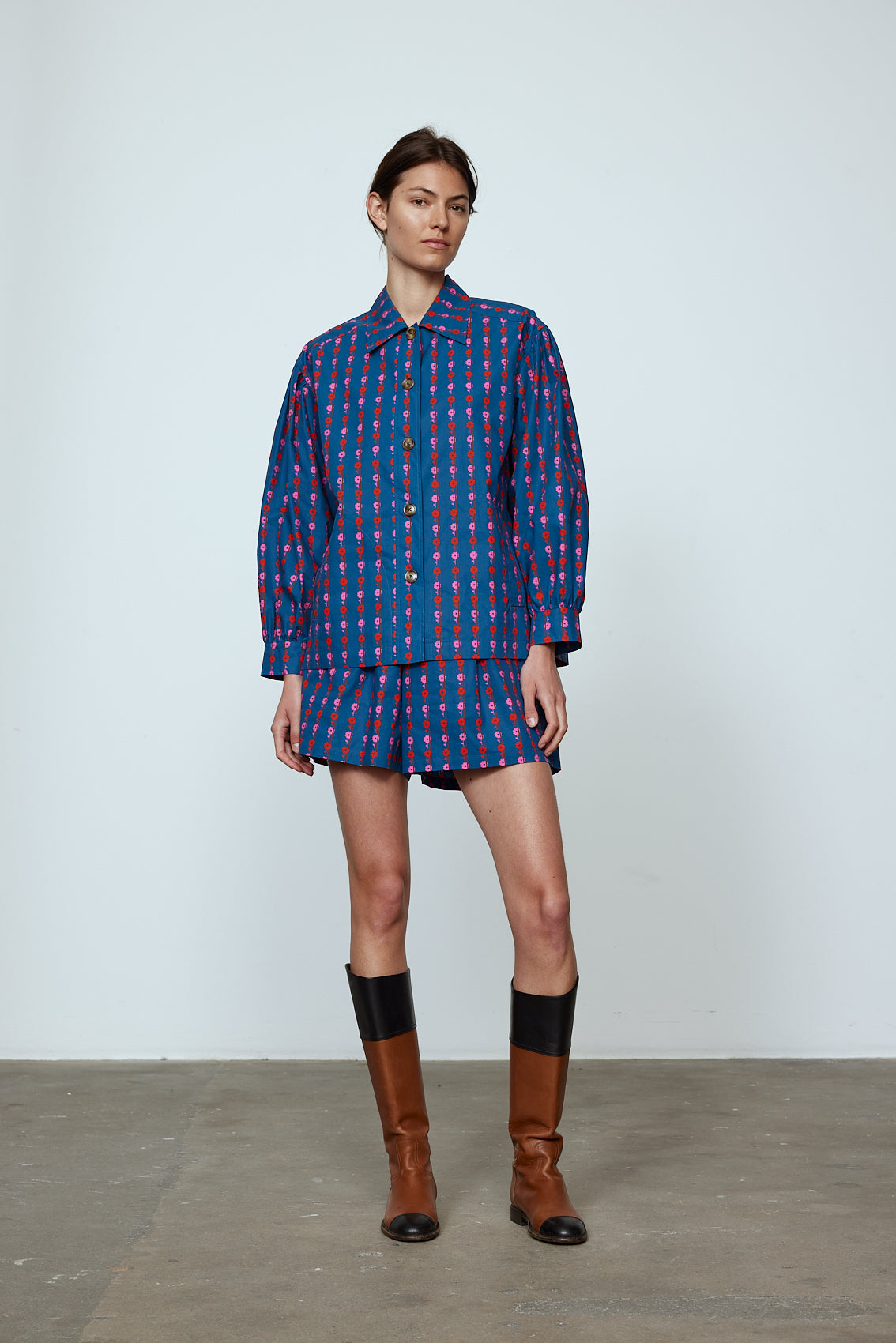 The Hannah shorts are loose-fitted poplin-style shorts with an elastic band. Style it with a matching Hannah shirt or a t-shirt. Material: 100% cotton. The model is 179cm (5'10") and wears size S.