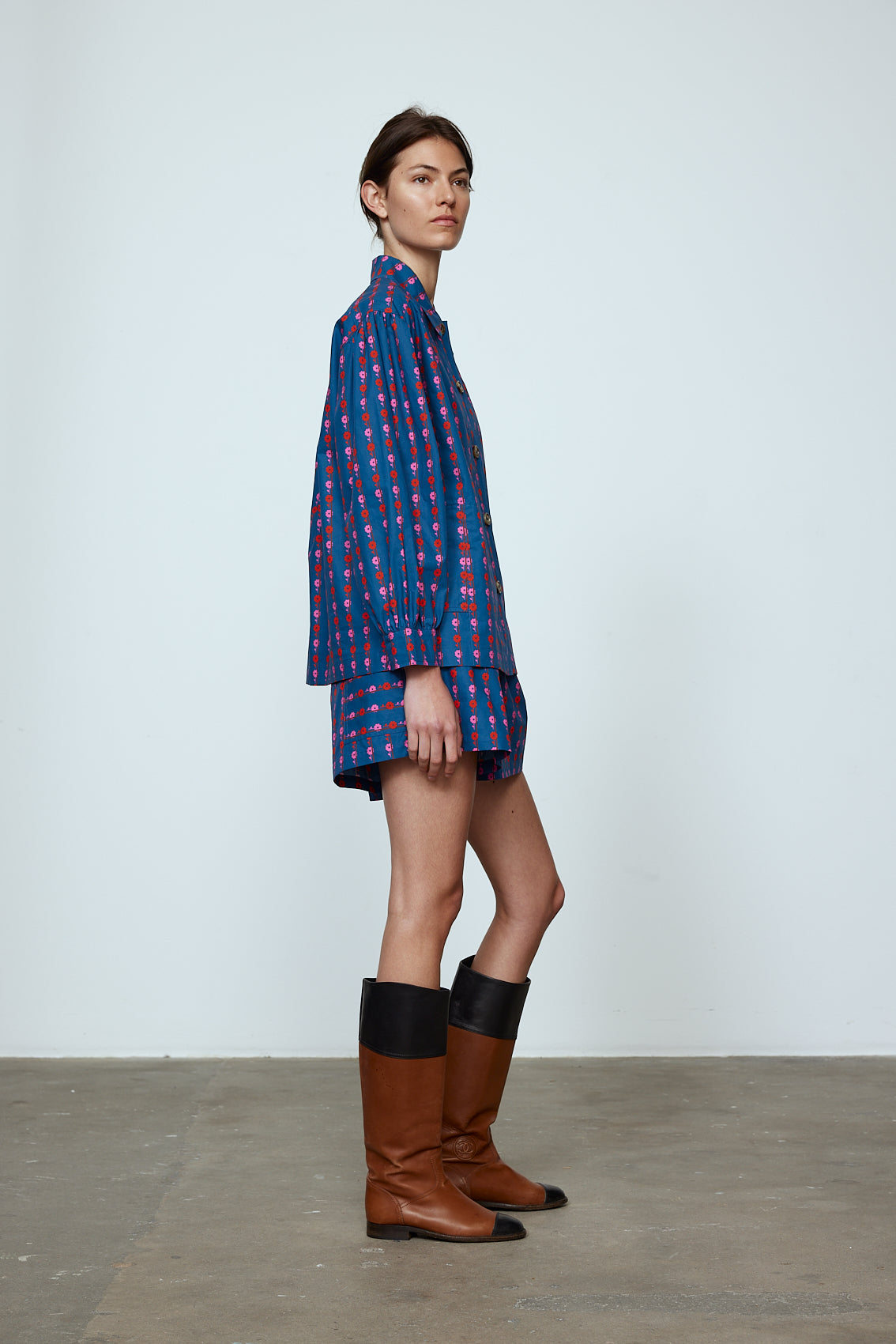 The Hannah shirt is an oversized cotton poplin style. It has big sleeves and a button closing at the front. Style it with matching Hannah pants or jeans, or wear it open over a t-shirt or tank top. Material: 100% cotton. The model is 179cm (5'10") and wears size S.