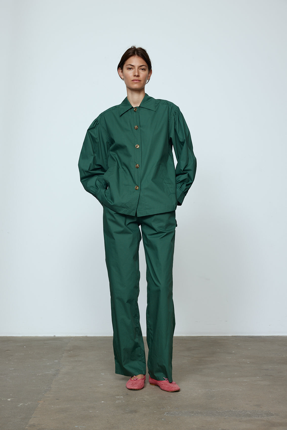 The Hannah shirt is an oversized cotton poplin style. It has big sleeves and a button closing at the front. Style it with matching Hannah pants or jeans, or wear it open over a t-shirt or tank top. Material: 100% cotton. The model is 179cm (5'10") and wears size S.
