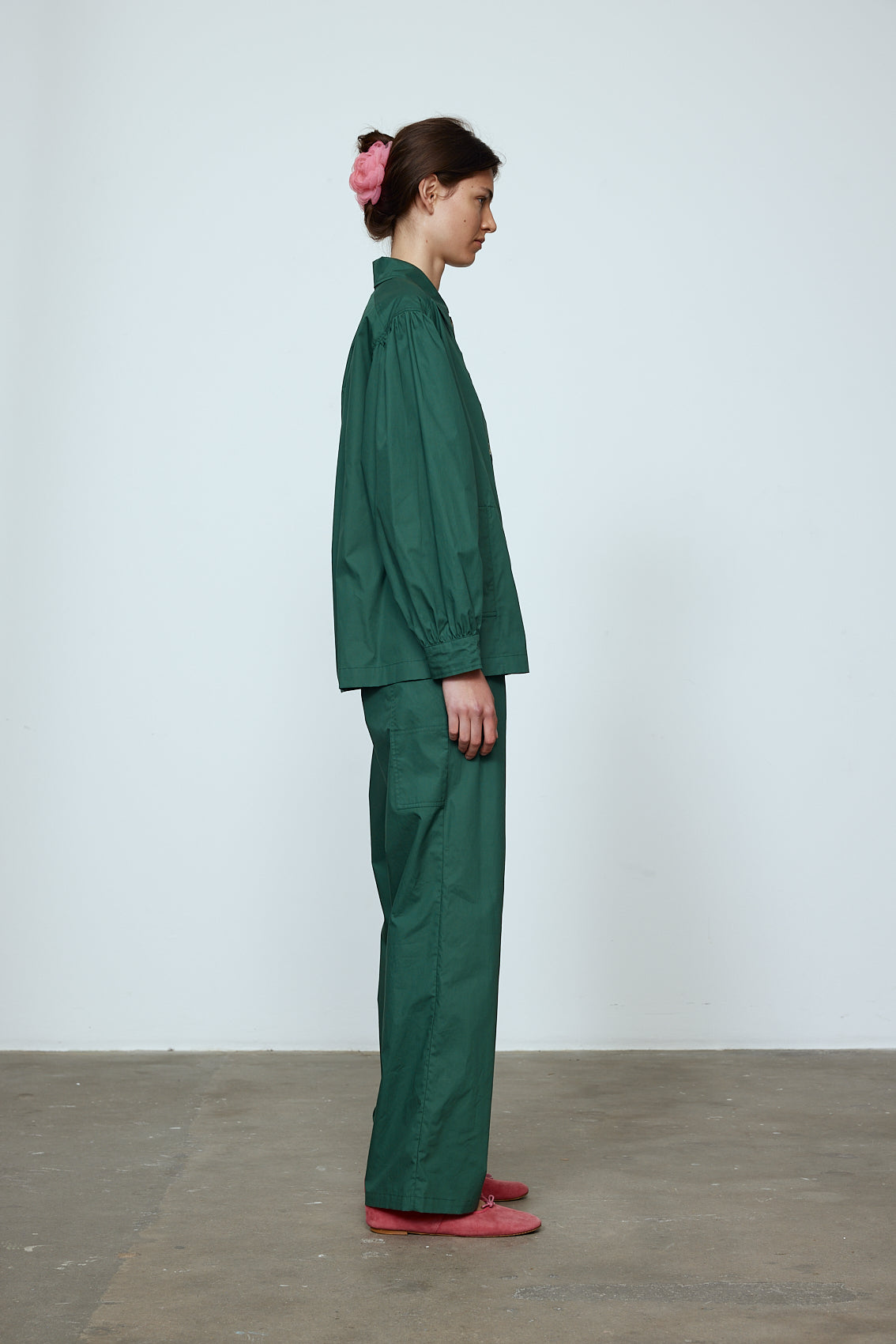 The Hannah shirt is an oversized cotton poplin style. It has big sleeves and a button closing at the front. Style it with matching Hannah pants or jeans, or wear it open over a t-shirt or tank top. Material: 100% cotton. The model is 179cm (5'10") and wears size S.