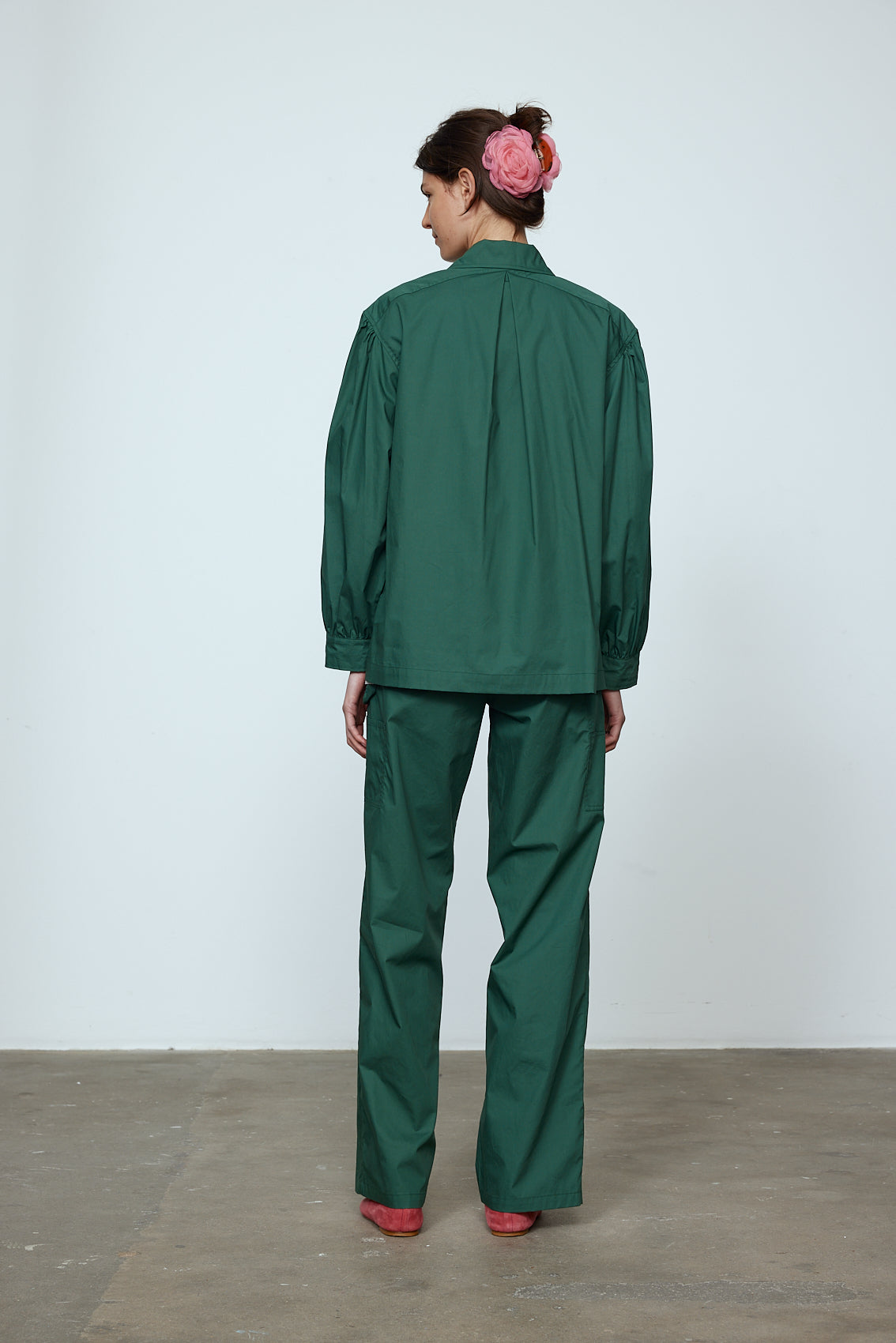 The Hannah shirt is an oversized cotton poplin style. It has big sleeves and a button closing at the front. Style it with matching Hannah pants or jeans, or wear it open over a t-shirt or tank top. Material: 100% cotton. The model is 179cm (5'10") and wears size S.