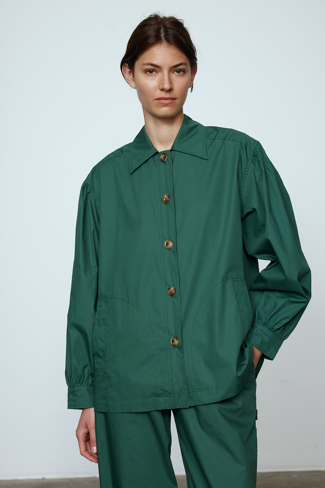 The Hannah shirt is an oversized cotton poplin style. It has big sleeves and a button closing at the front. Style it with matching Hannah pants or jeans, or wear it open over a t-shirt or tank top. Material: 100% cotton. The model is 179cm (5'10") and wears size S.