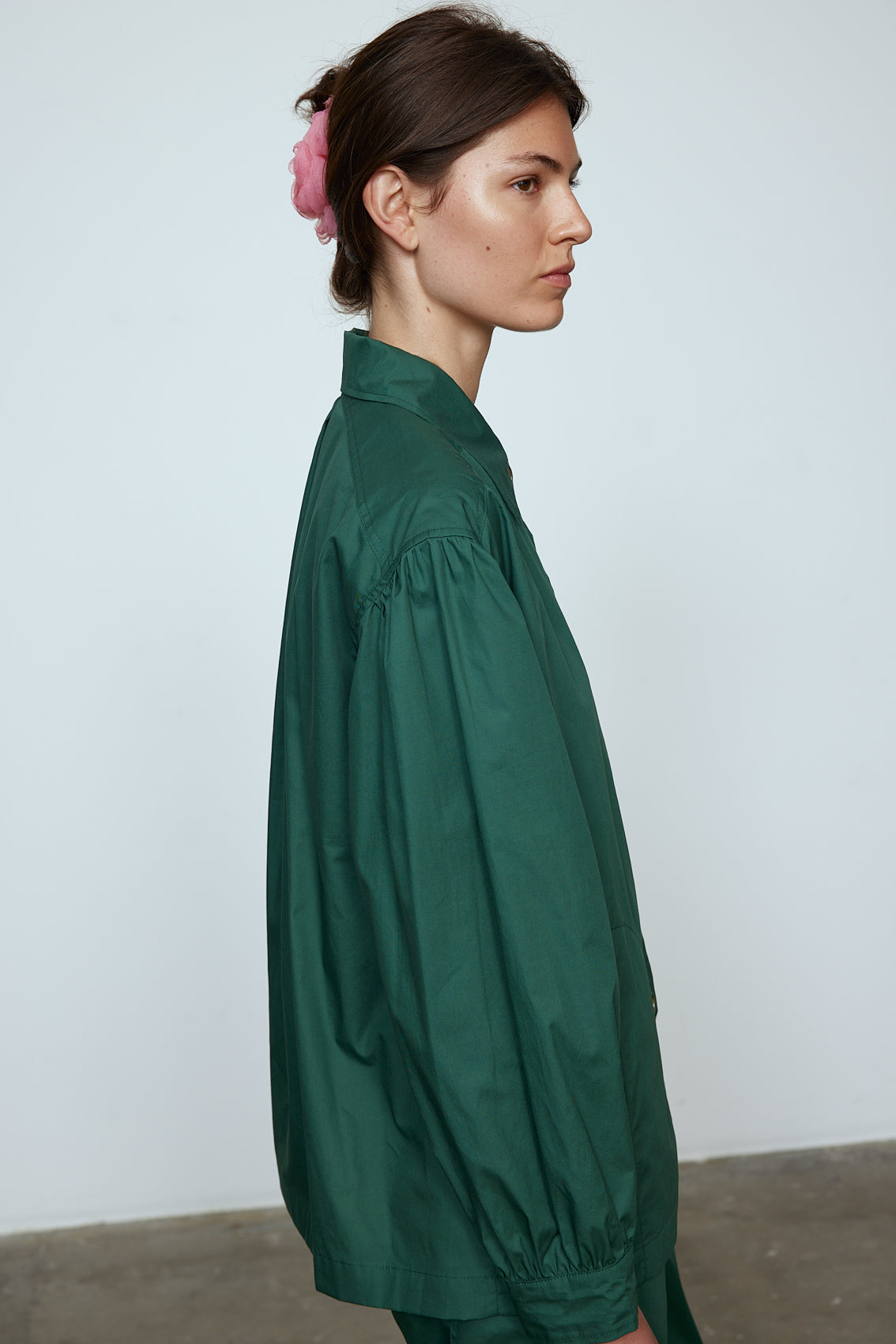 The Hannah shirt is an oversized cotton poplin style. It has big sleeves and a button closing at the front. Style it with matching Hannah pants or jeans, or wear it open over a t-shirt or tank top. Material: 100% cotton. The model is 179cm (5'10") and wears size S.