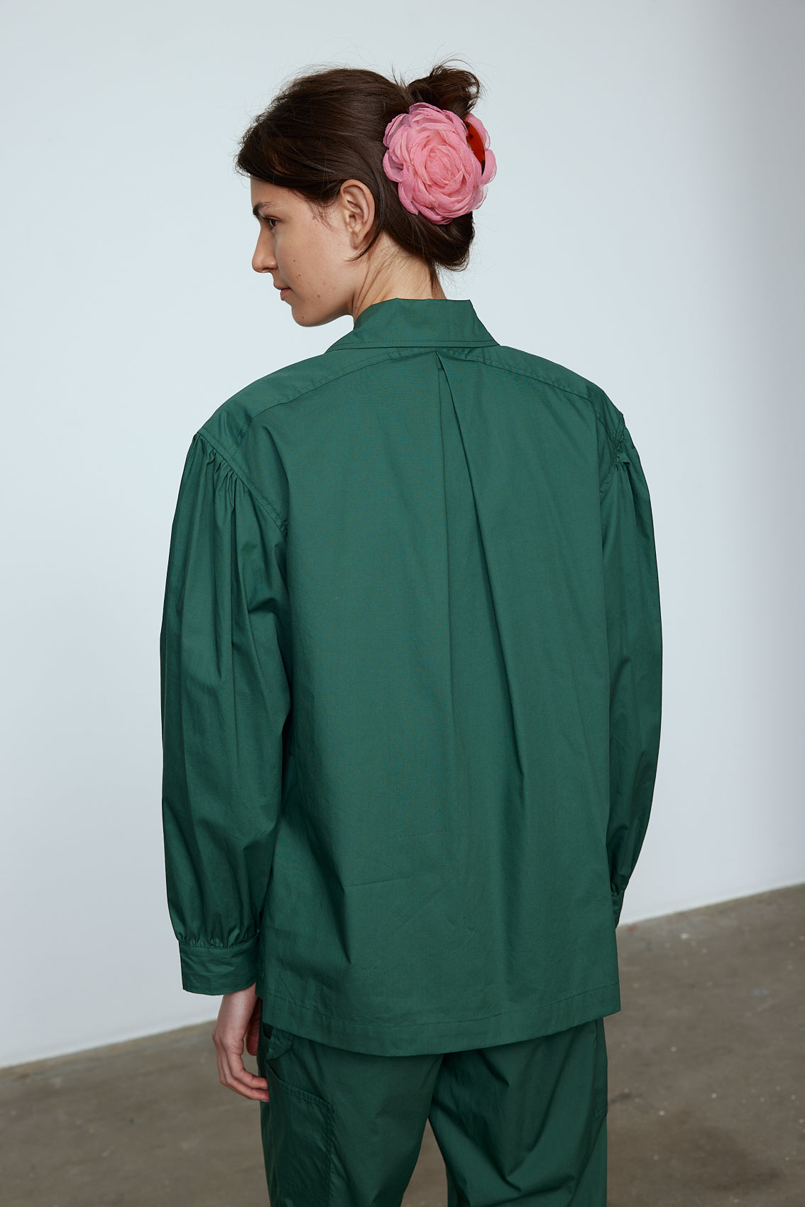 The Hannah shirt is an oversized cotton poplin style. It has big sleeves and a button closing at the front. Style it with matching Hannah pants or jeans, or wear it open over a t-shirt or tank top. Material: 100% cotton. The model is 179cm (5'10") and wears size S.