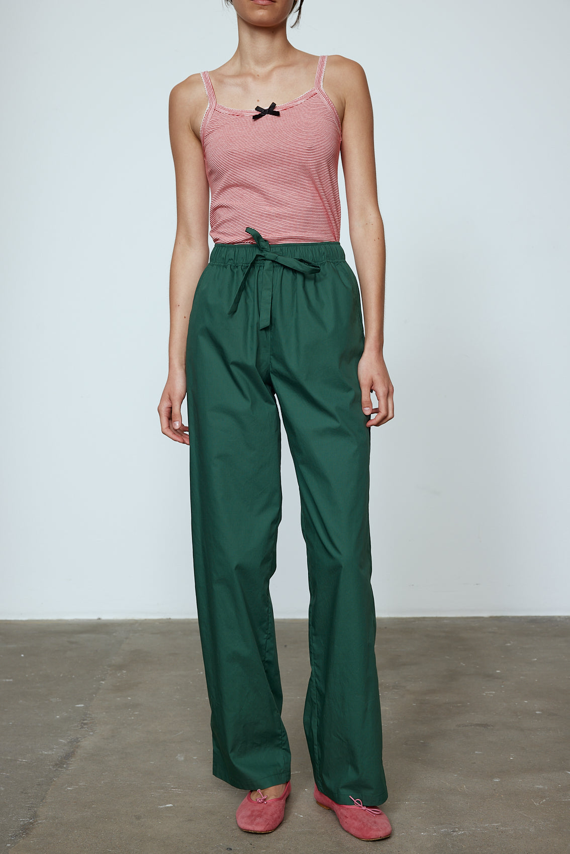 The Hannah Pants are loose-fitted cotton poplin-style pants. Style them with the matching Hannah Shirt or a classic t-shirt. Material: 100% cotton. The model is 179cm (5'10") and wears size S.
