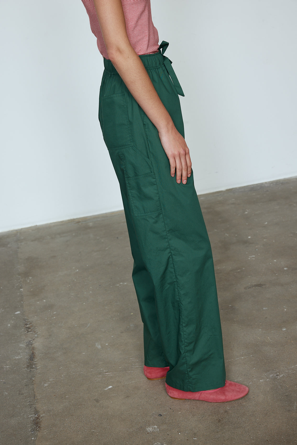 The Hannah Pants are loose-fitted cotton poplin-style pants. Style them with the matching Hannah Shirt or a classic t-shirt. Material: 100% cotton. The model is 179cm (5'10") and wears size S.