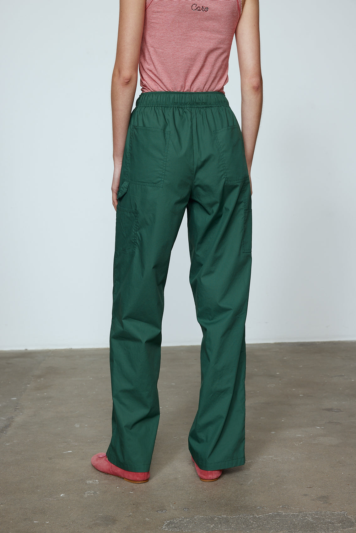 The Hannah Pants are loose-fitted cotton poplin-style pants. Style them with the matching Hannah Shirt or a classic t-shirt. Material: 100% cotton. The model is 179cm (5'10") and wears size S.