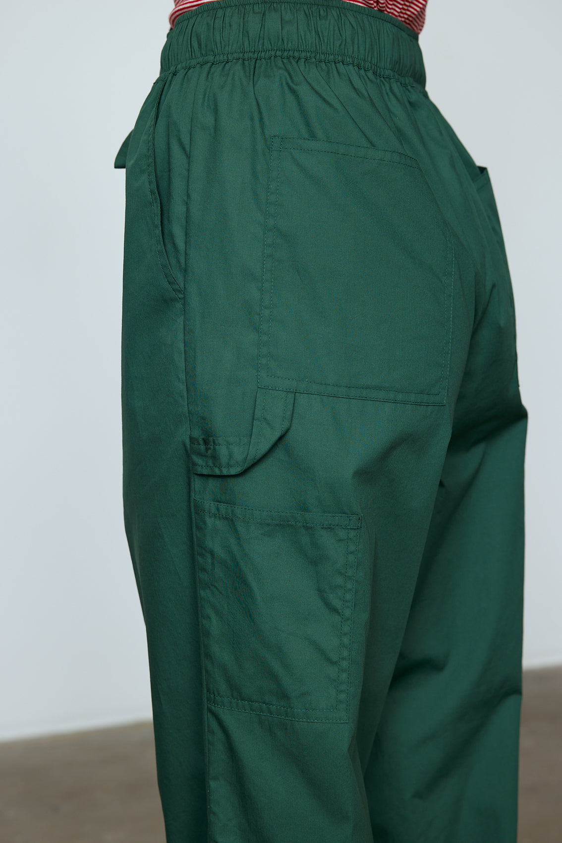 The Hannah Pants are loose-fitted cotton poplin-style pants. Style them with the matching Hannah Shirt or a classic t-shirt. Material: 100% cotton. The model is 179cm (5'10") and wears size S.