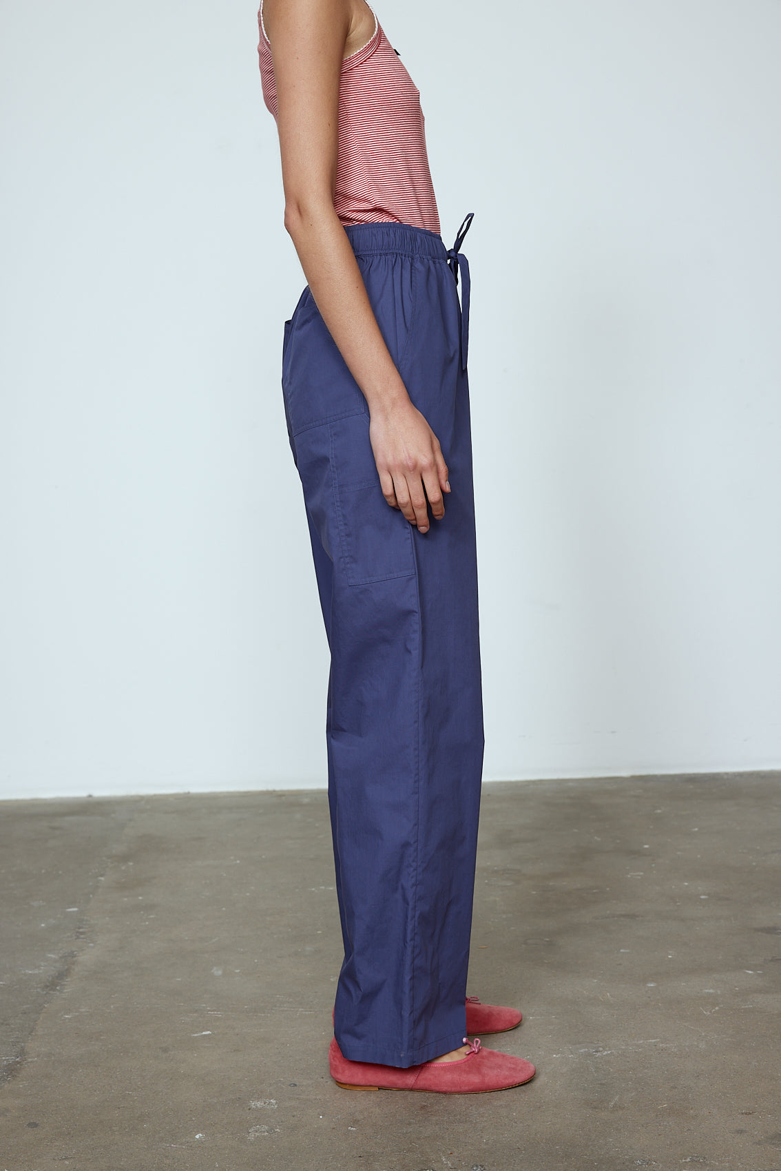The Hannah Pants are loose-fitted cotton poplin-style pants. Style them with the matching Hannah Shirt or a classic t-shirt. Material: 100% cotton. The model is 179cm (5'10") and wears size S.