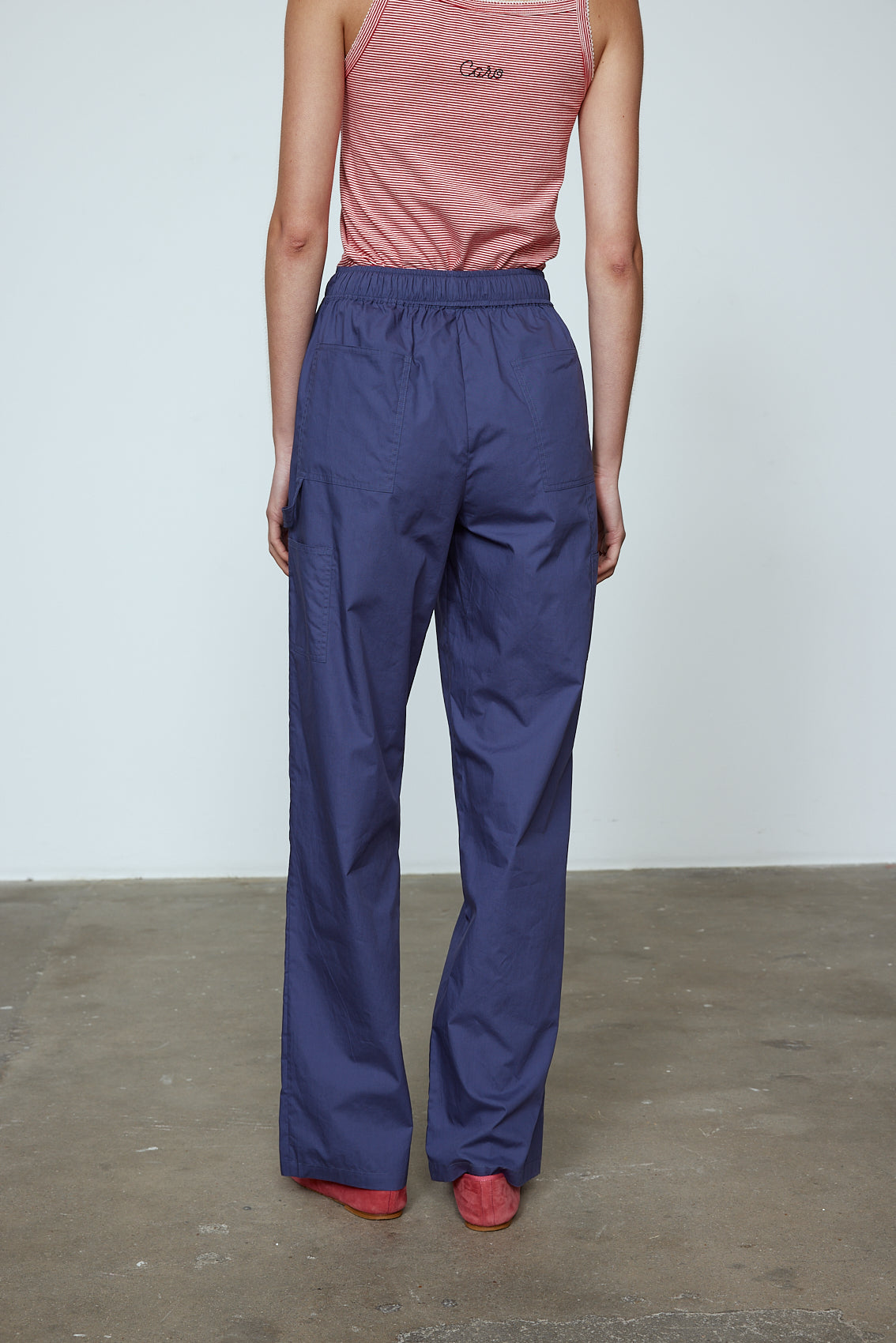 The Hannah Pants are loose-fitted cotton poplin-style pants. Style them with the matching Hannah Shirt or a classic t-shirt. Material: 100% cotton. The model is 179cm (5'10") and wears size S.