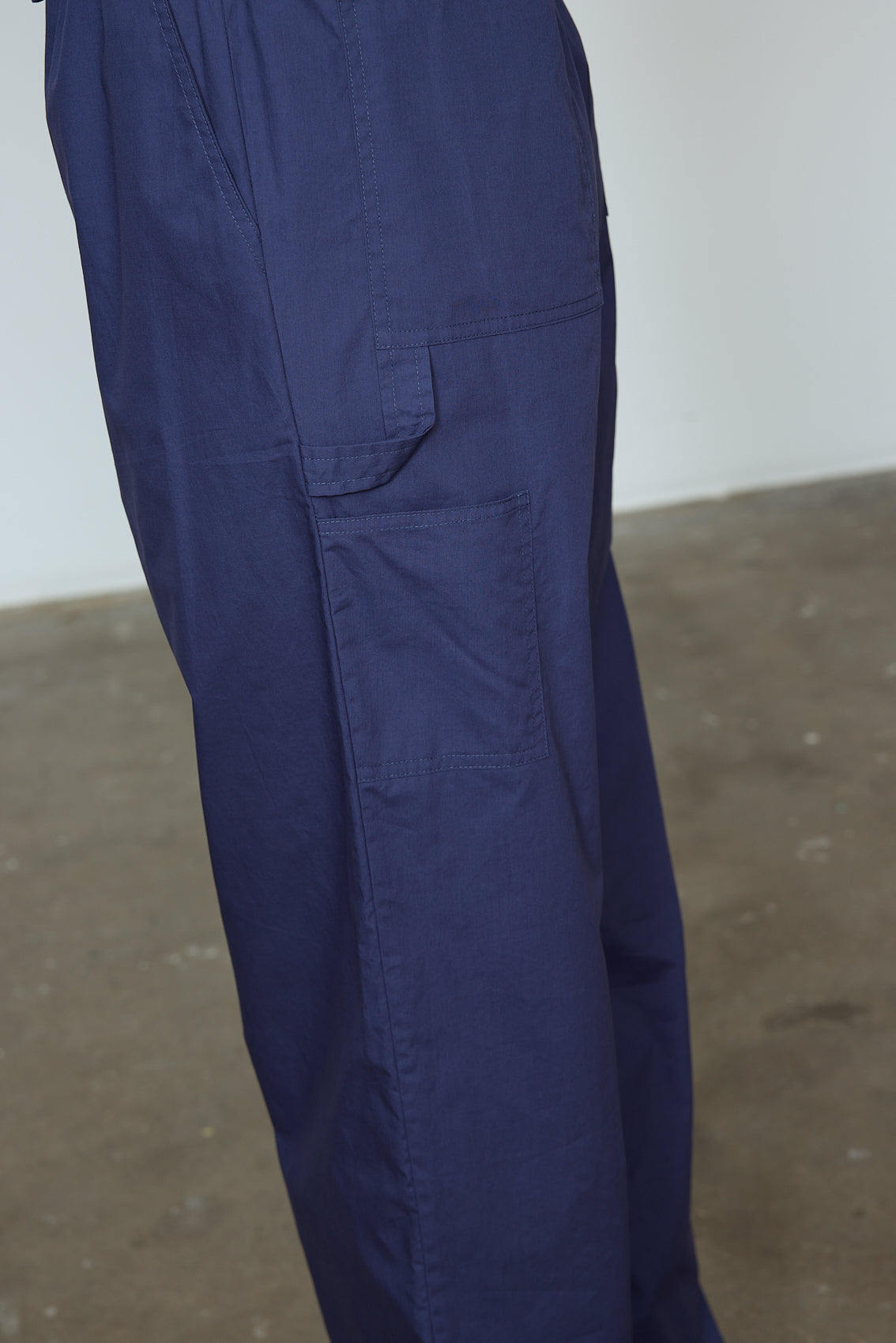 The Hannah Pants are loose-fitted cotton poplin-style pants. Style them with the matching Hannah Shirt or a classic t-shirt. Material: 100% cotton. The model is 179cm (5'10") and wears size S.