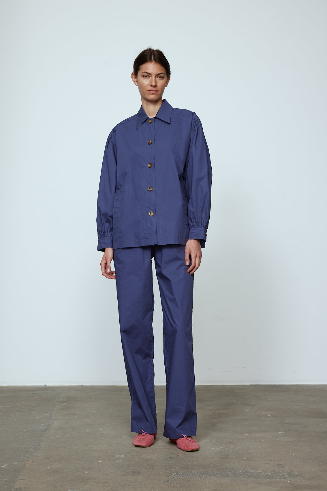 The Hannah shirt is an oversized cotton poplin style. It has big sleeves and a button closing at the front. Style it with matching Hannah pants or jeans, or wear it open over a t-shirt or tank top. Material: 100% cotton. The model is 179cm (5'10") and wears size S.