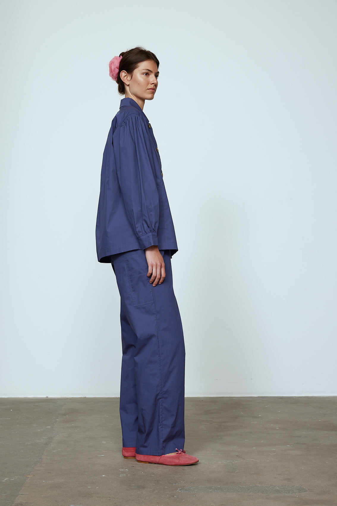 The Hannah shirt is an oversized cotton poplin style. It has big sleeves and a button closing at the front. Style it with matching Hannah pants or jeans, or wear it open over a t-shirt or tank top. Material: 100% cotton. The model is 179cm (5'10") and wears size S.