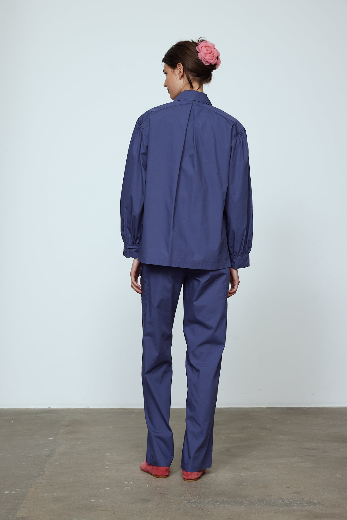 The Hannah shirt is an oversized cotton poplin style. It has big sleeves and a button closing at the front. Style it with matching Hannah pants or jeans, or wear it open over a t-shirt or tank top. Material: 100% cotton. The model is 179cm (5'10") and wears size S.