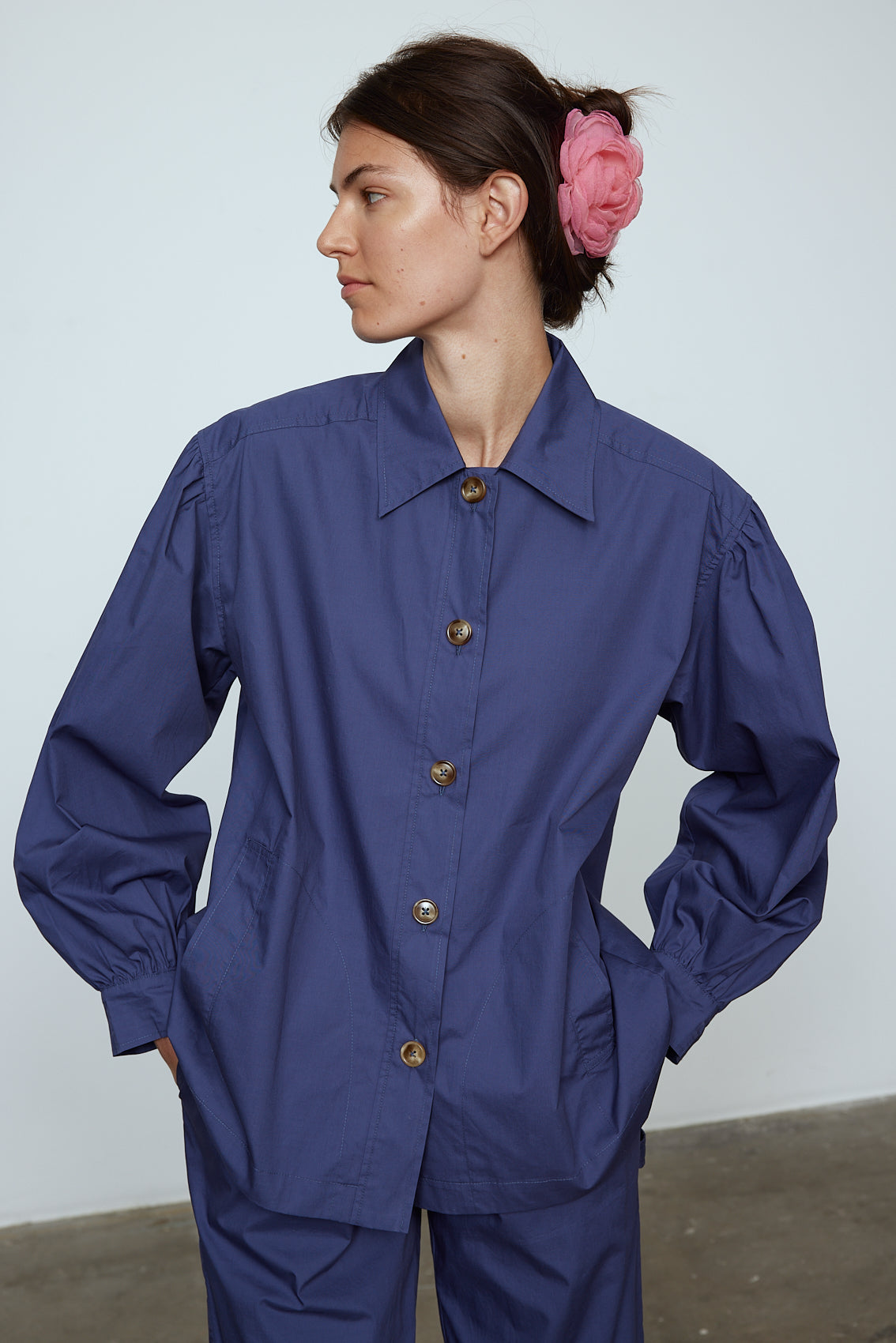 The Hannah shirt is an oversized cotton poplin style. It has big sleeves and a button closing at the front. Style it with matching Hannah pants or jeans, or wear it open over a t-shirt or tank top. Material: 100% cotton. The model is 179cm (5'10") and wears size S.