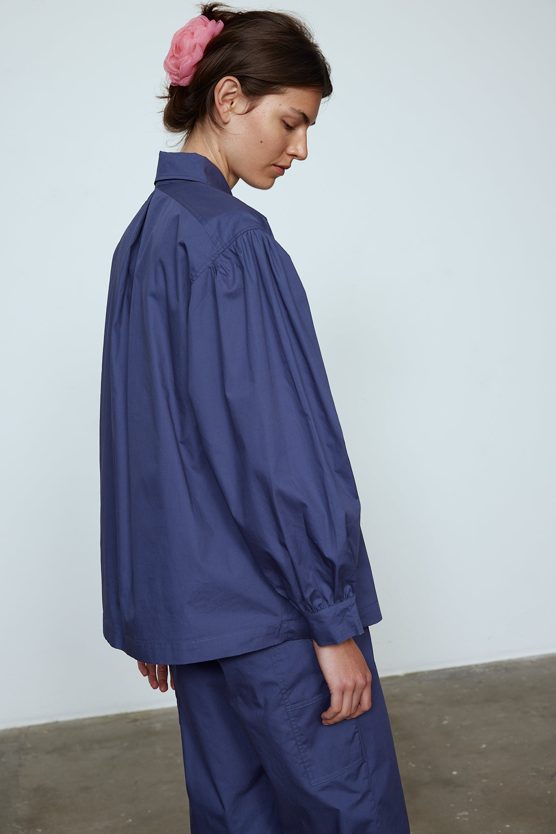The Hannah shirt is an oversized cotton poplin style. It has big sleeves and a button closing at the front. Style it with matching Hannah pants or jeans, or wear it open over a t-shirt or tank top. Material: 100% cotton. The model is 179cm (5'10") and wears size S.