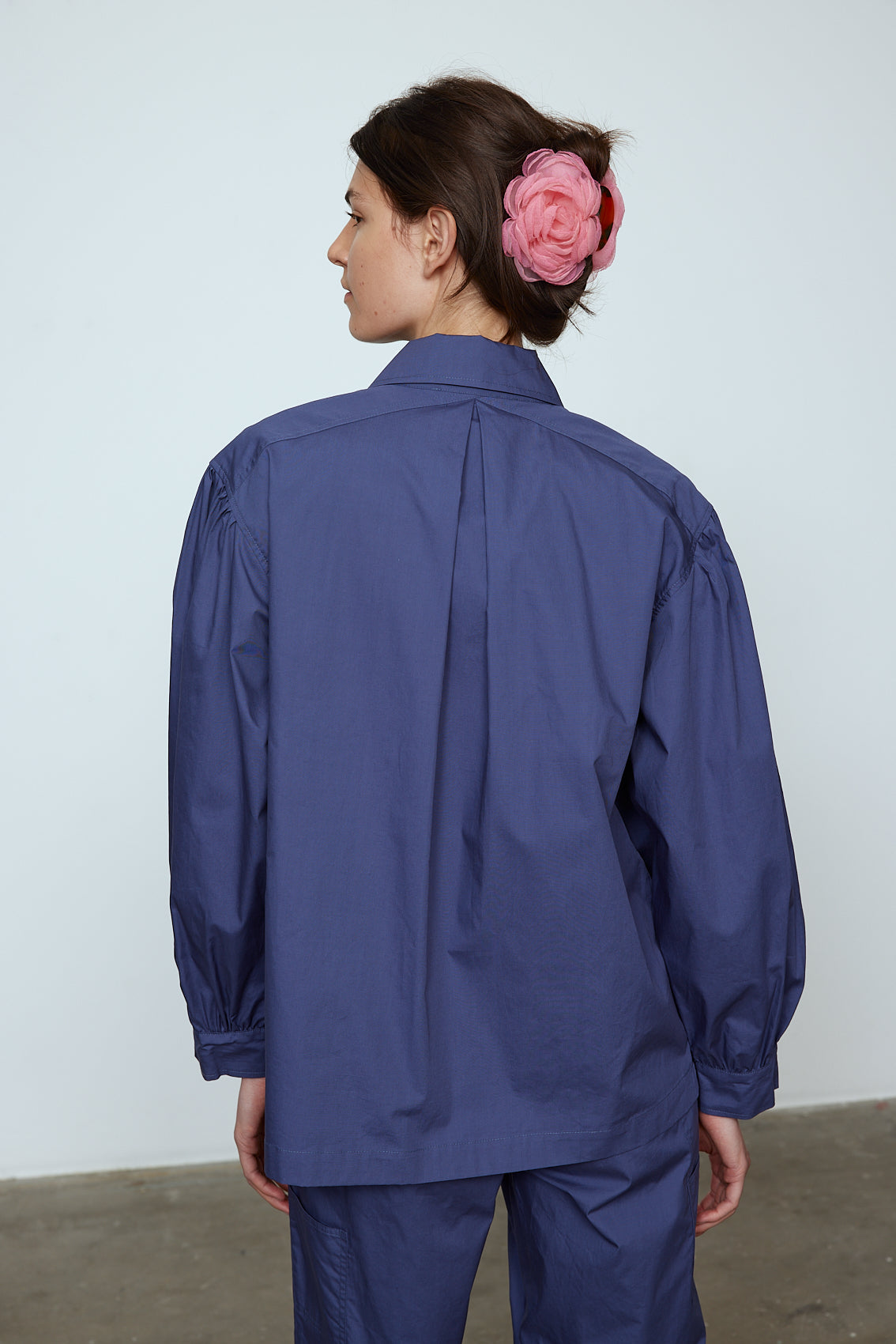 The Hannah shirt is an oversized cotton poplin style. It has big sleeves and a button closing at the front. Style it with matching Hannah pants or jeans, or wear it open over a t-shirt or tank top. Material: 100% cotton. The model is 179cm (5'10") and wears size S.