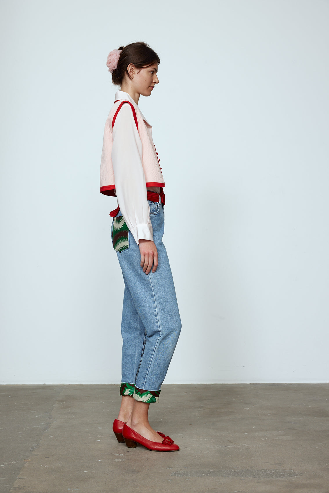 The Ravnbak Vest in Baby Pink with a red lining. Style it over a shirt, dress or top. Also available in Beaded Olive Green. Material: 70% viscose, 30% tencel. Lining: 100% viscose.