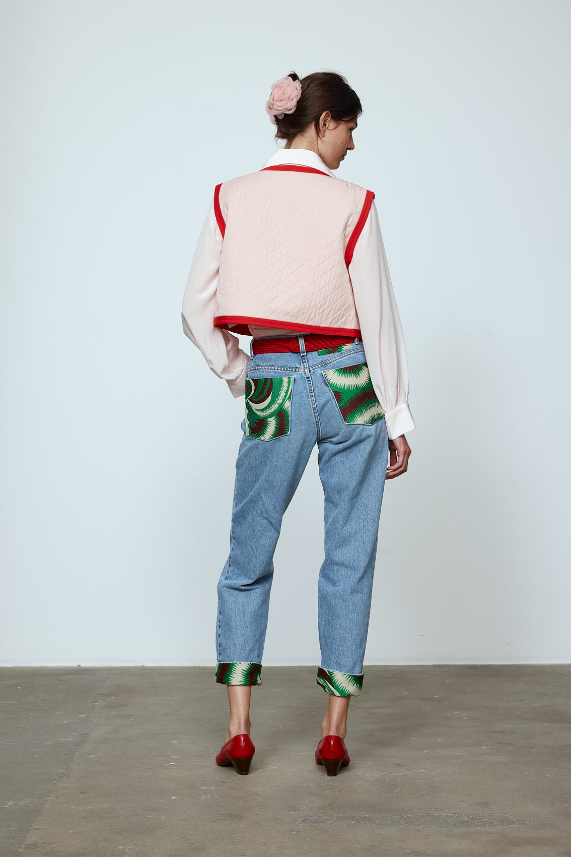 The Ravnbak Vest in Baby Pink with a red lining. Style it over a shirt, dress or top. Also available in Beaded Olive Green. Material: 70% viscose, 30% tencel. Lining: 100% viscose.