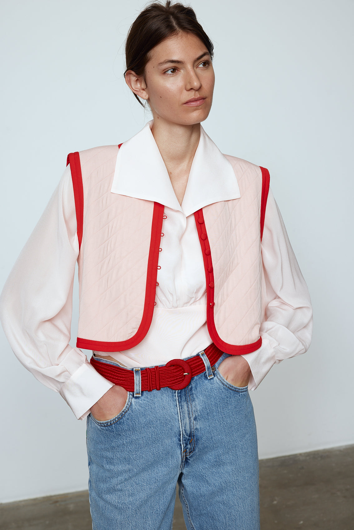 The Ravnbak Vest in Baby Pink with a red lining. Style it over a shirt, dress or top. Also available in Beaded Olive Green. Material: 70% viscose, 30% tencel. Lining: 100% viscose.