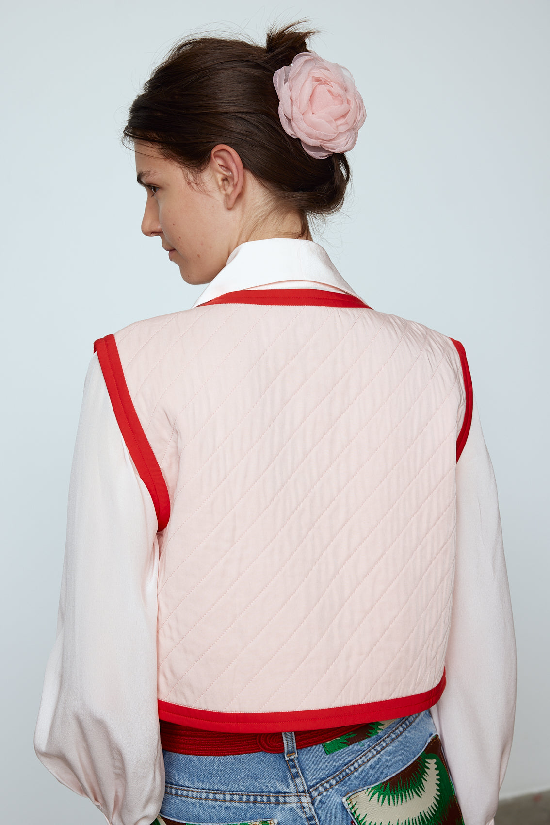 The Ravnbak Vest in Baby Pink with a red lining. Style it over a shirt, dress or top. Also available in Beaded Olive Green. Material: 70% viscose, 30% tencel. Lining: 100% viscose.