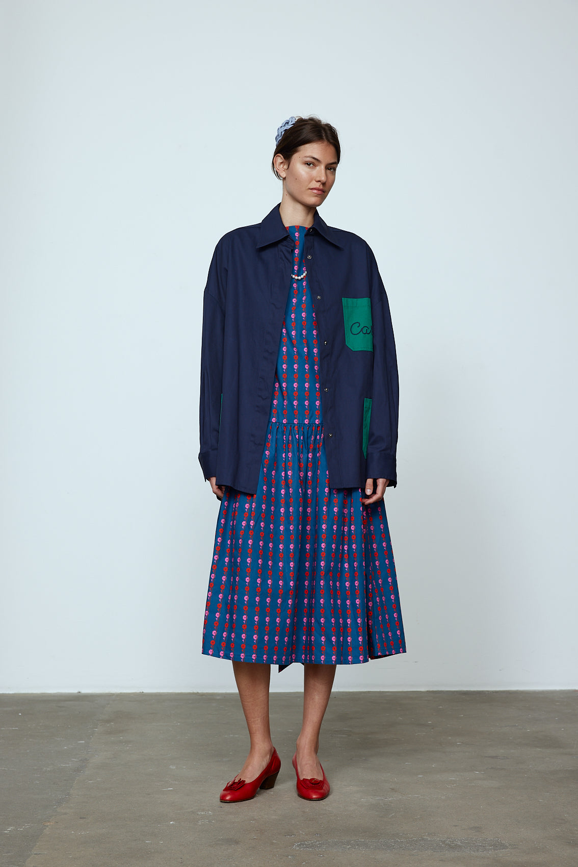 The Sonya Dress is an oversized style with a high neckline and deep back with large bow detail. Style it with an open shirt or denim jacket. Material: 100% cotton. The model is 179cm (5'10") and wears size