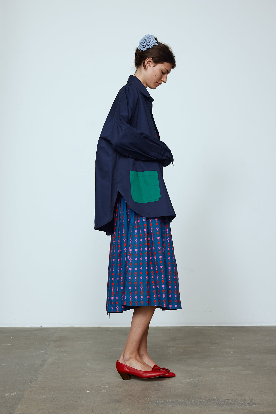 The Sonya Dress is an oversized style with a high neckline and deep back with large bow detail. Style it with an open shirt or denim jacket. Material: 100% cotton. The model is 179cm (5'10") and wears size