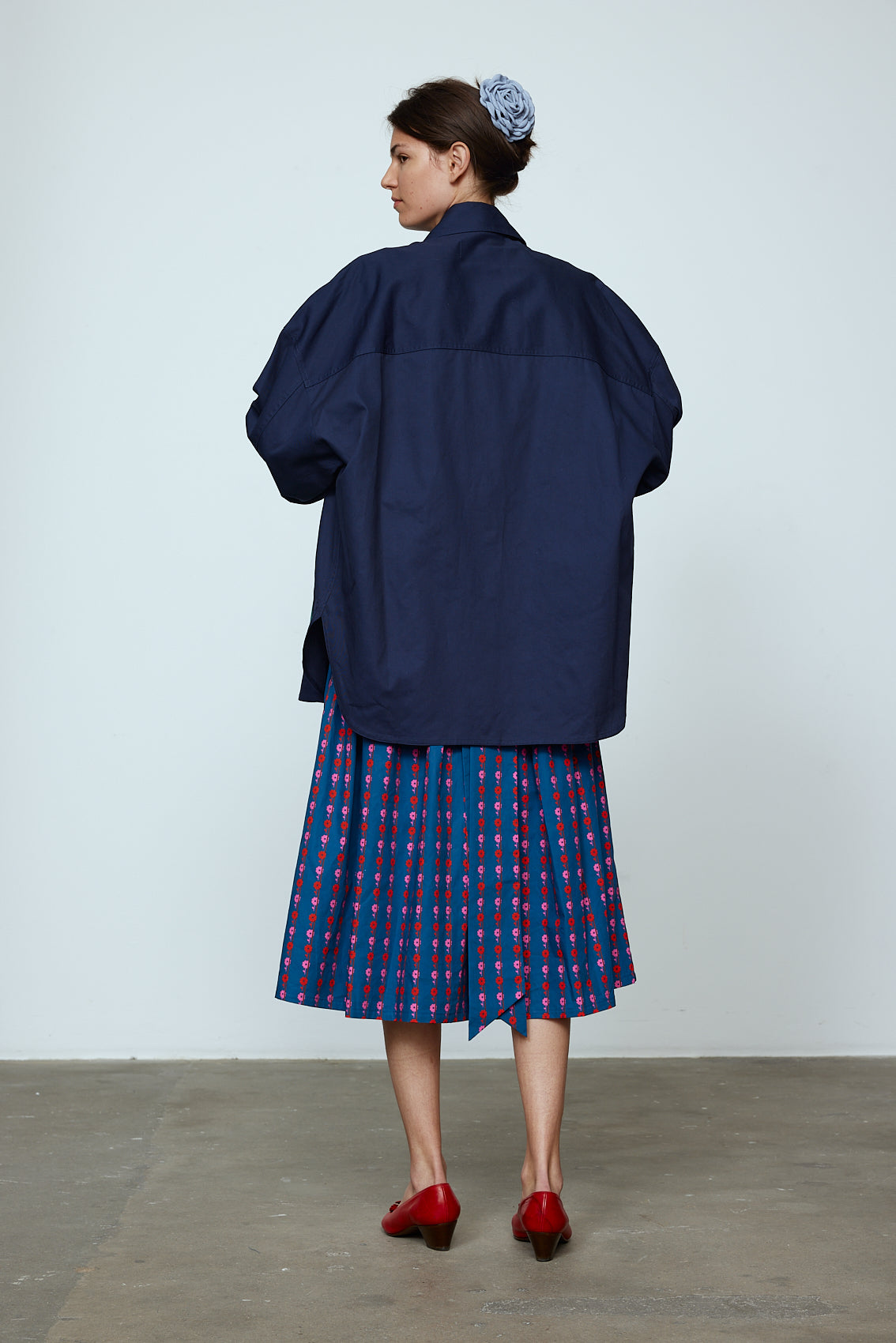 The Sonya Dress is an oversized style with a high neckline and deep back with large bow detail. Style it with an open shirt or denim jacket. Material: 100% cotton. The model is 179cm (5'10") and wears size