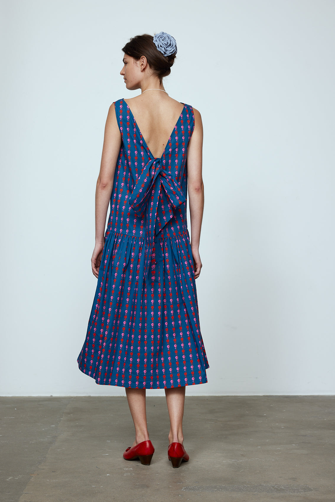 The Sonya Dress is an oversized style with a high neckline and deep back with large bow detail. Style it with an open shirt or denim jacket. Material: 100% cotton. The model is 179cm (5'10") and wears size