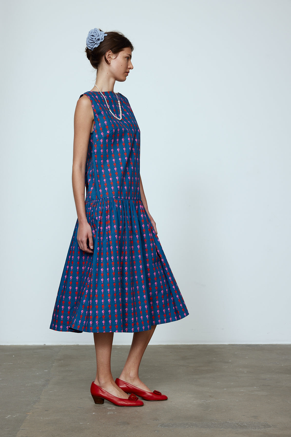 The Sonya Dress is an oversized style with a high neckline and deep back with large bow detail. Style it with an open shirt or denim jacket. Material: 100% cotton. The model is 179cm (5'10") and wears size