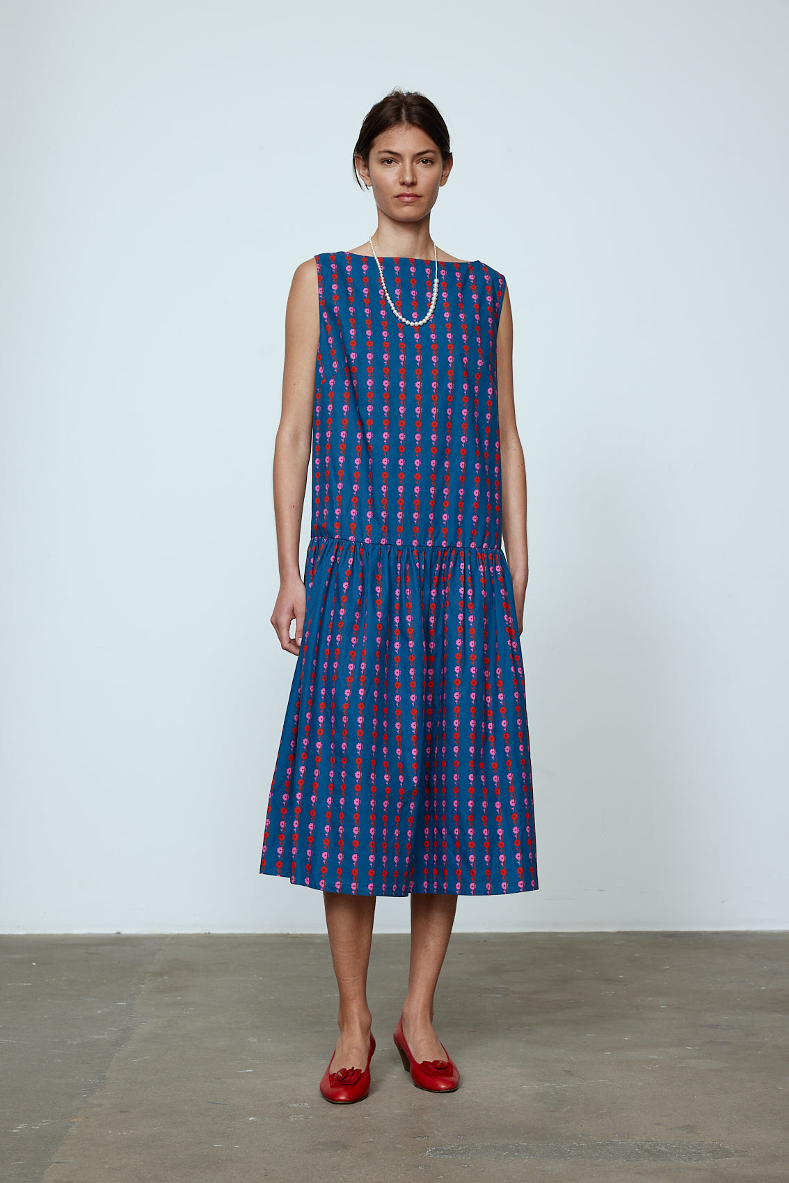 The Sonya Dress is an oversized style with a high neckline and deep back with large bow detail. Style it with an open shirt or denim jacket. Material: 100% cotton. The model is 179cm (5'10") and wears size