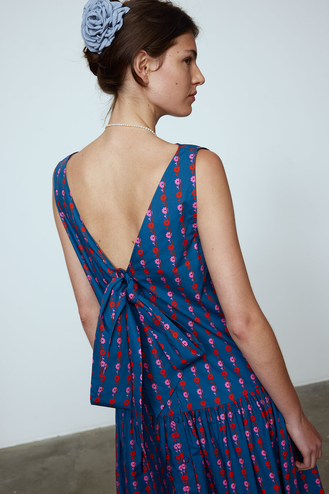 The Sonya Dress is an oversized style with a high neckline and deep back with large bow detail. Style it with an open shirt or denim jacket. Material: 100% cotton. The model is 179cm (5'10") and wears size